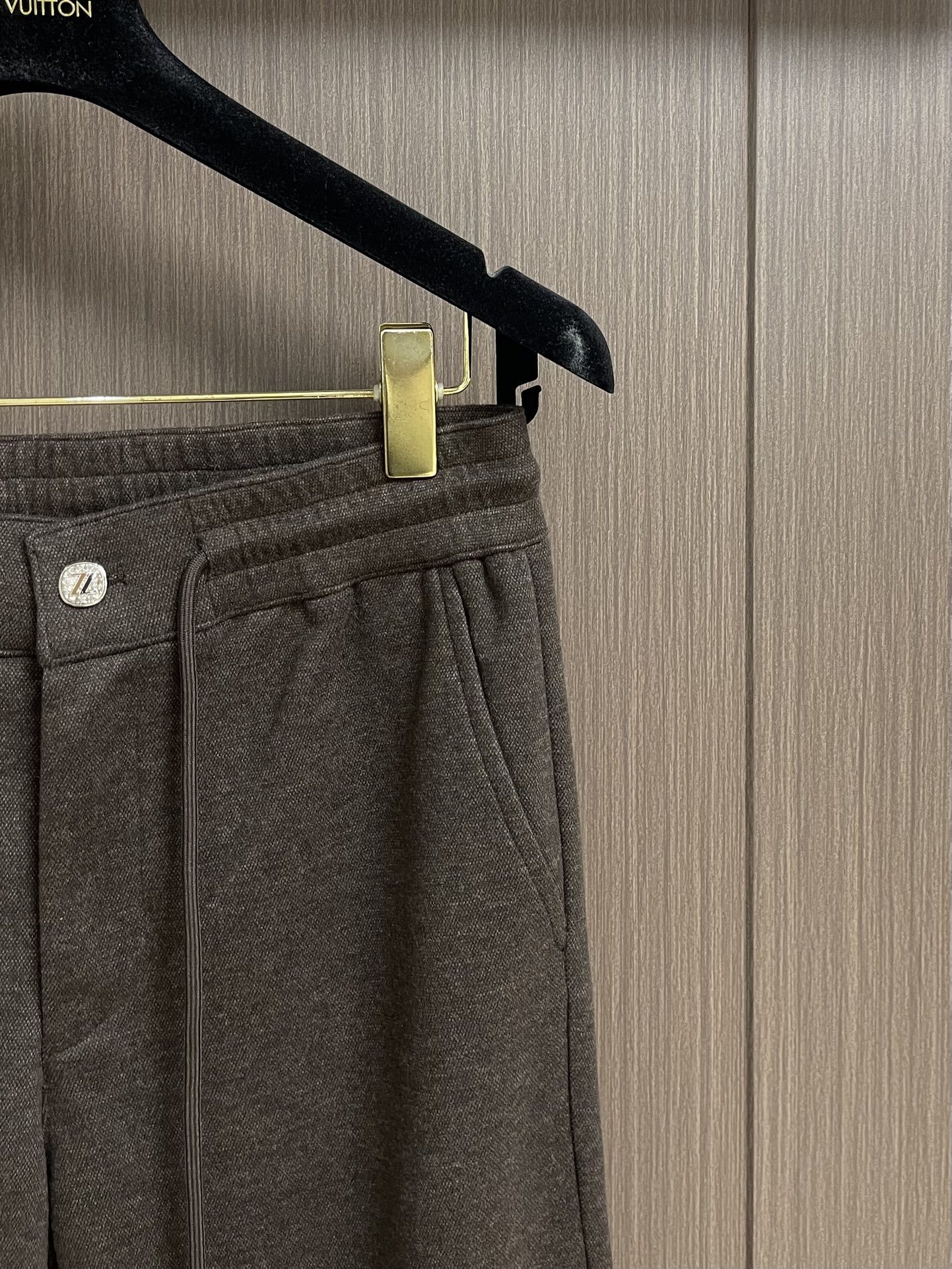 Ermenegildo Zegna 杰尼亚早秋新品休闲裤,休闲裤作为随时随地男人都能穿搭的时尚单品,简洁