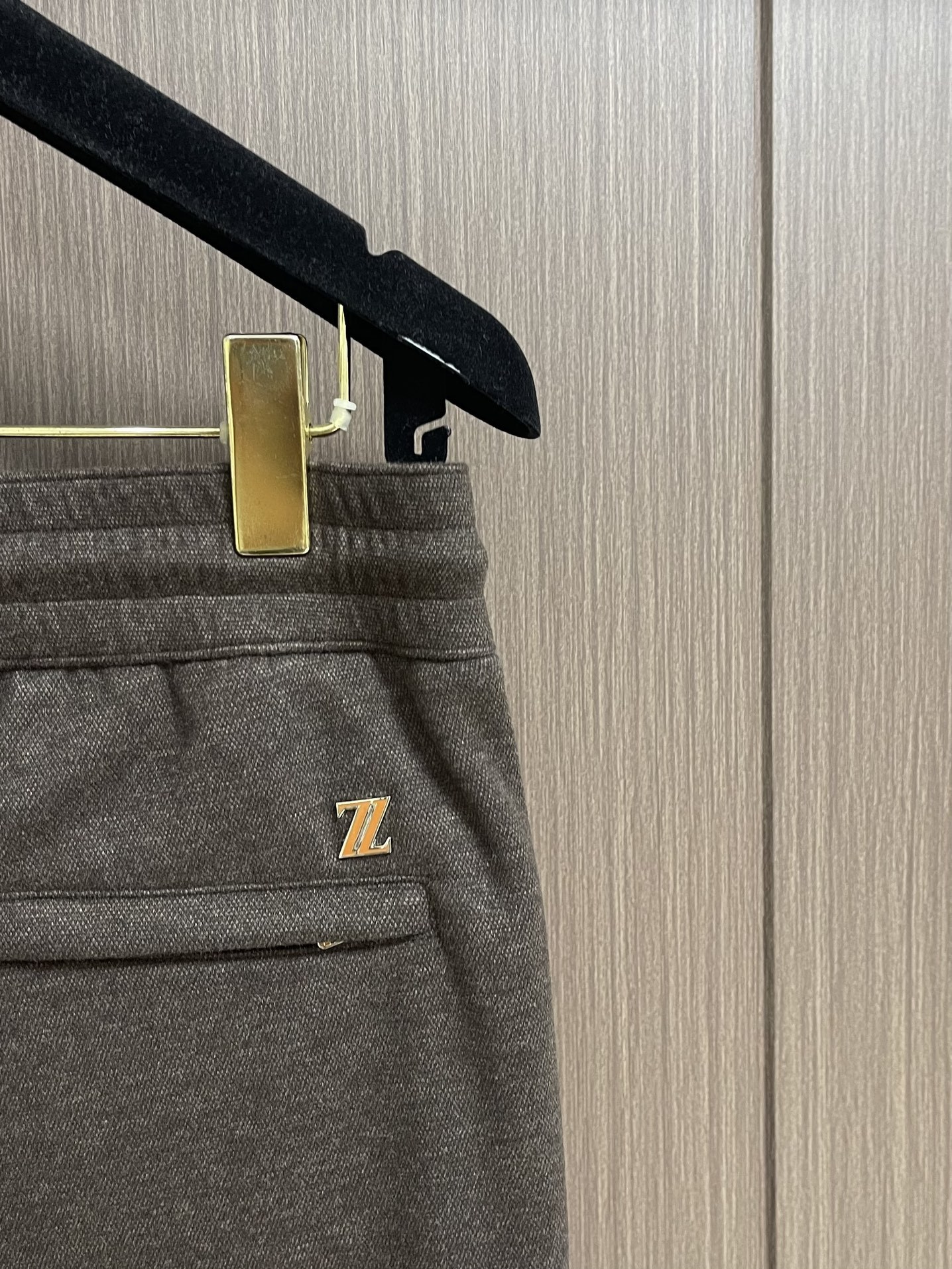 Ermenegildo Zegna 杰尼亚早秋新品休闲裤,休闲裤作为随时随地男人都能穿搭的时尚单品,简洁