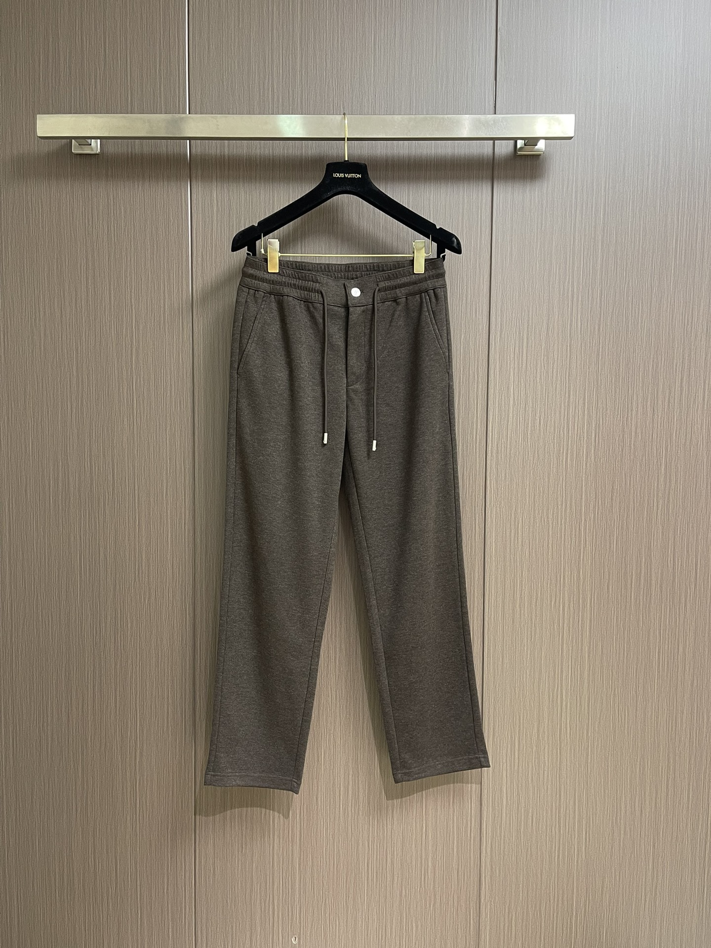 Ermenegildo Zegna 杰尼亚早秋新品休闲裤,休闲裤作为随时随地男人都能穿搭的时尚单品,简洁