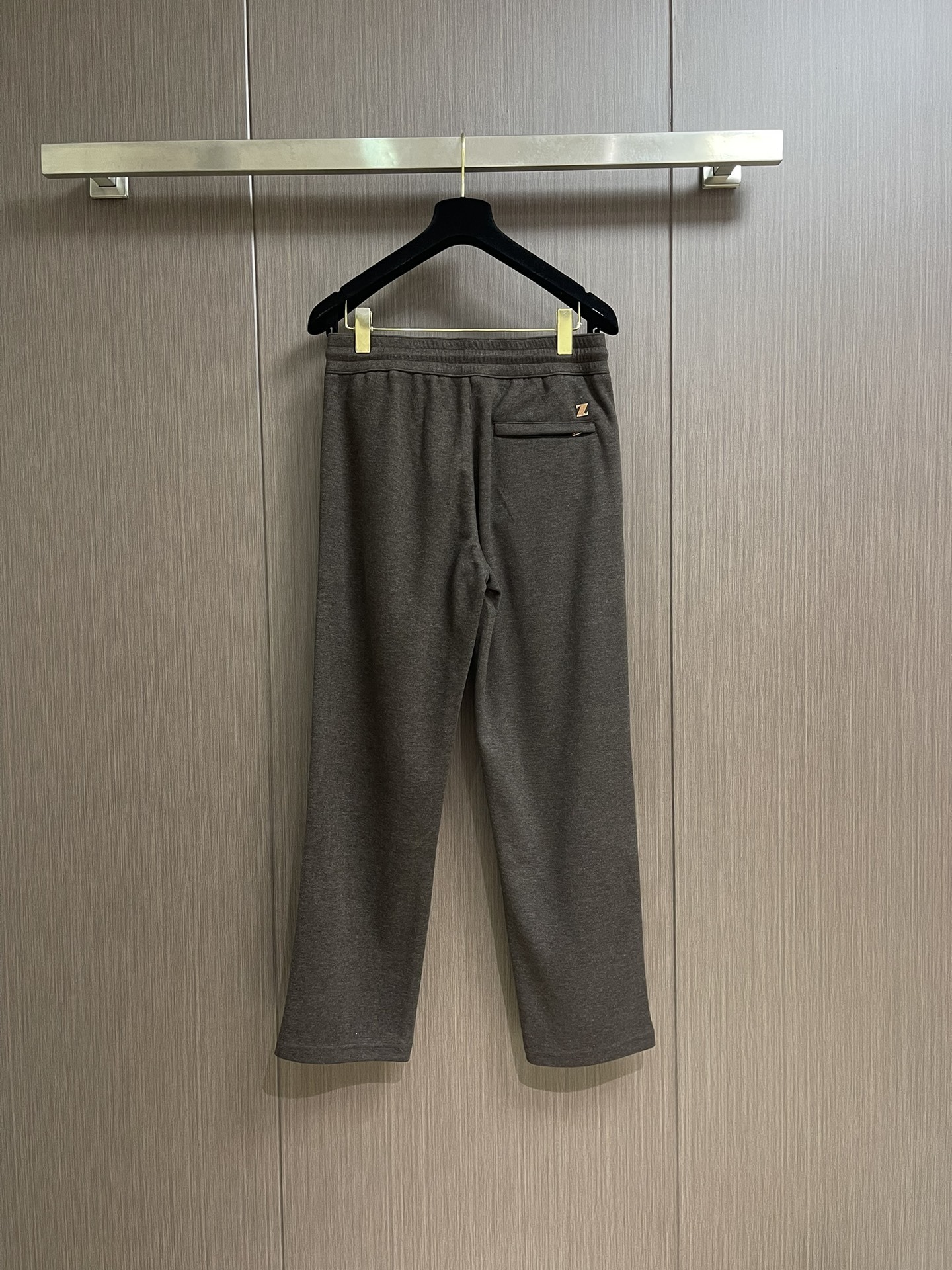 Ermenegildo Zegna 杰尼亚早秋新品休闲裤,休闲裤作为随时随地男人都能穿搭的时尚单品,简洁