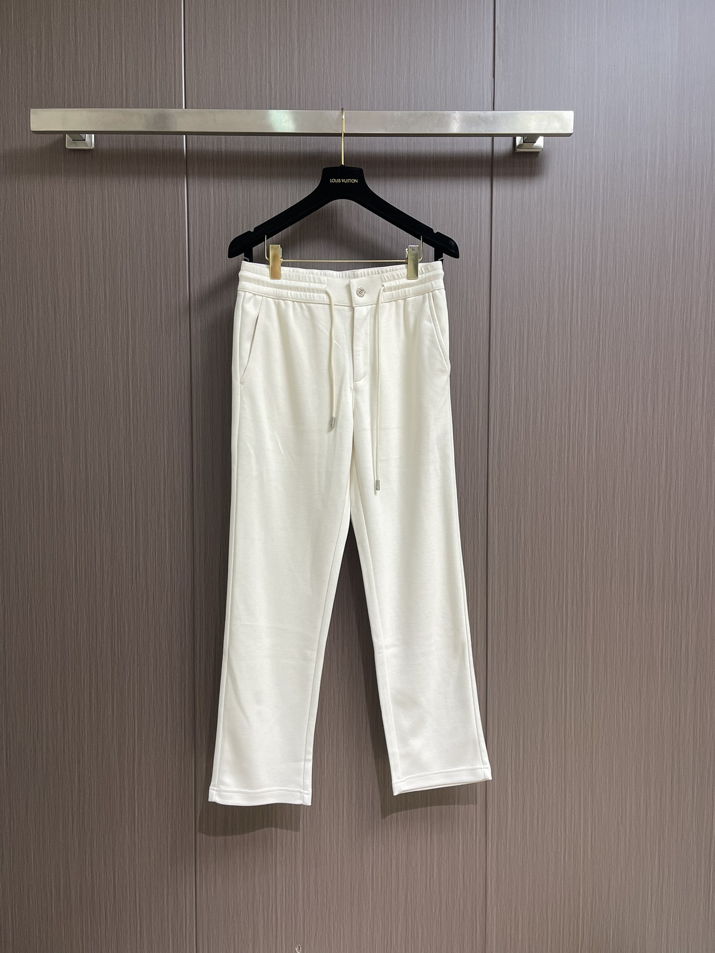 Ermenegildo Zegna 杰尼亚早秋新品休闲裤,休闲裤作为随时随地男人都能穿搭的时尚单品,简洁