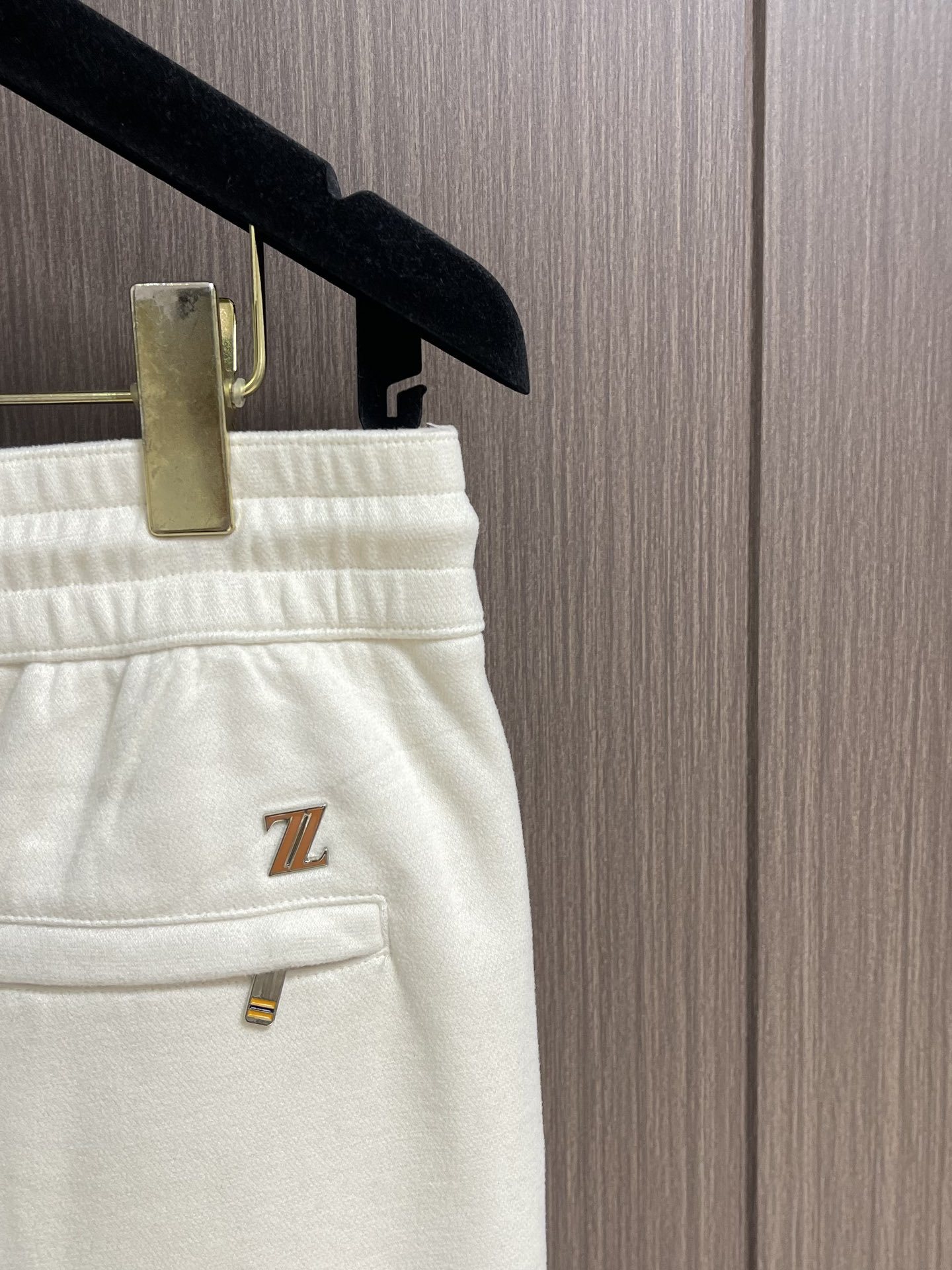 Ermenegildo Zegna 杰尼亚早秋新品休闲裤,休闲裤作为随时随地男人都能穿搭的时尚单品,简洁