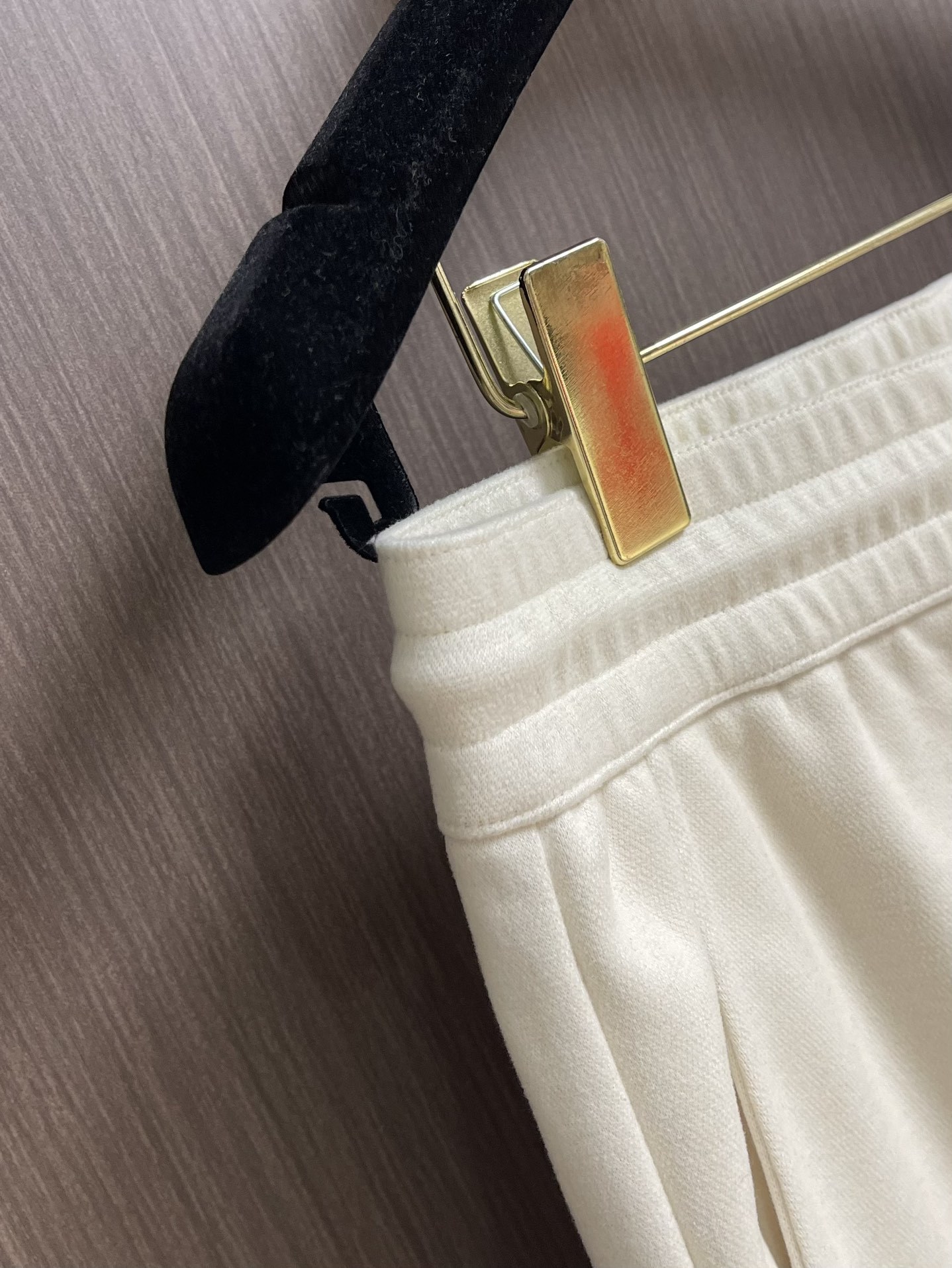 Ermenegildo Zegna 杰尼亚早秋新品休闲裤,休闲裤作为随时随地男人都能穿搭的时尚单品,简洁