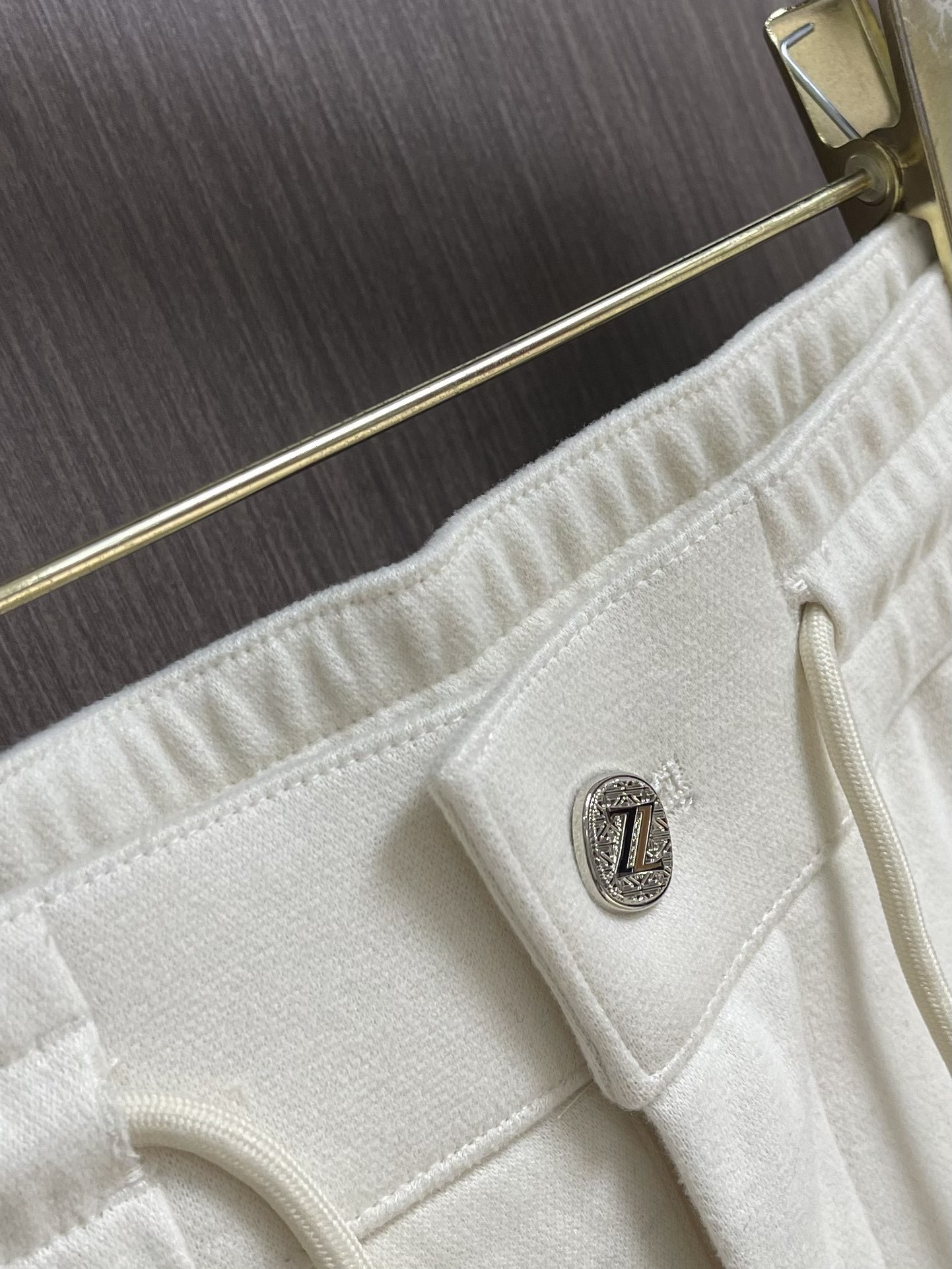 Ermenegildo Zegna 杰尼亚早秋新品休闲裤,休闲裤作为随时随地男人都能穿搭的时尚单品,简洁