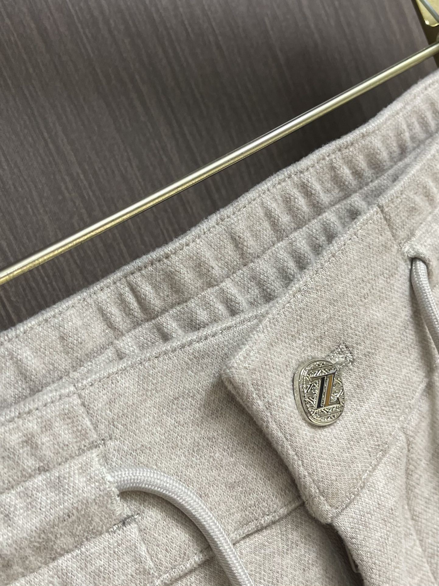 Ermenegildo Zegna 杰尼亚早秋新品休闲裤,休闲裤作为随时随地男人都能穿搭的时尚单品,简洁