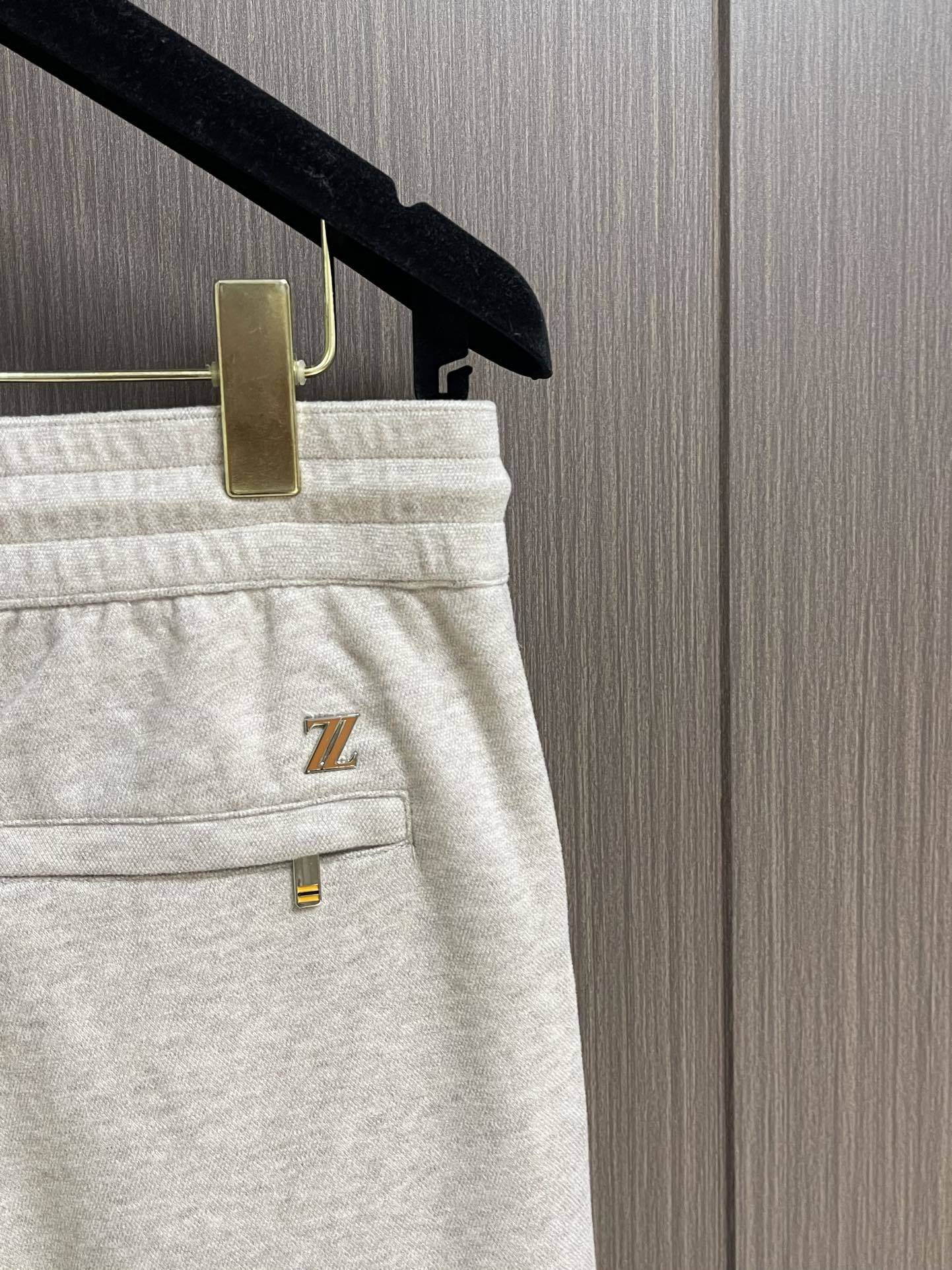 Ermenegildo Zegna 杰尼亚早秋新品休闲裤,休闲裤作为随时随地男人都能穿搭的时尚单品,简洁
