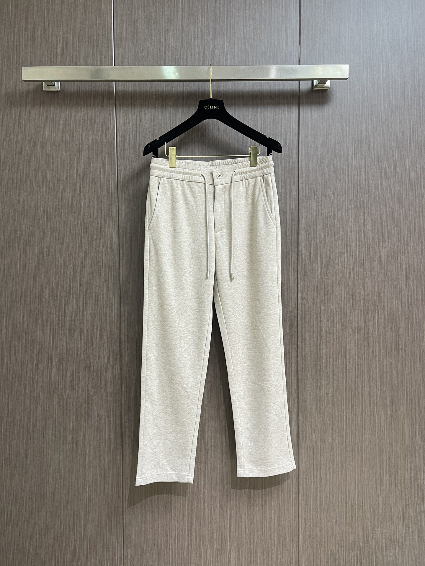 Ermenegildo Zegna 杰尼亚早秋新品休闲裤,休闲裤作为随时随地男人都能穿搭的时尚单品,简洁