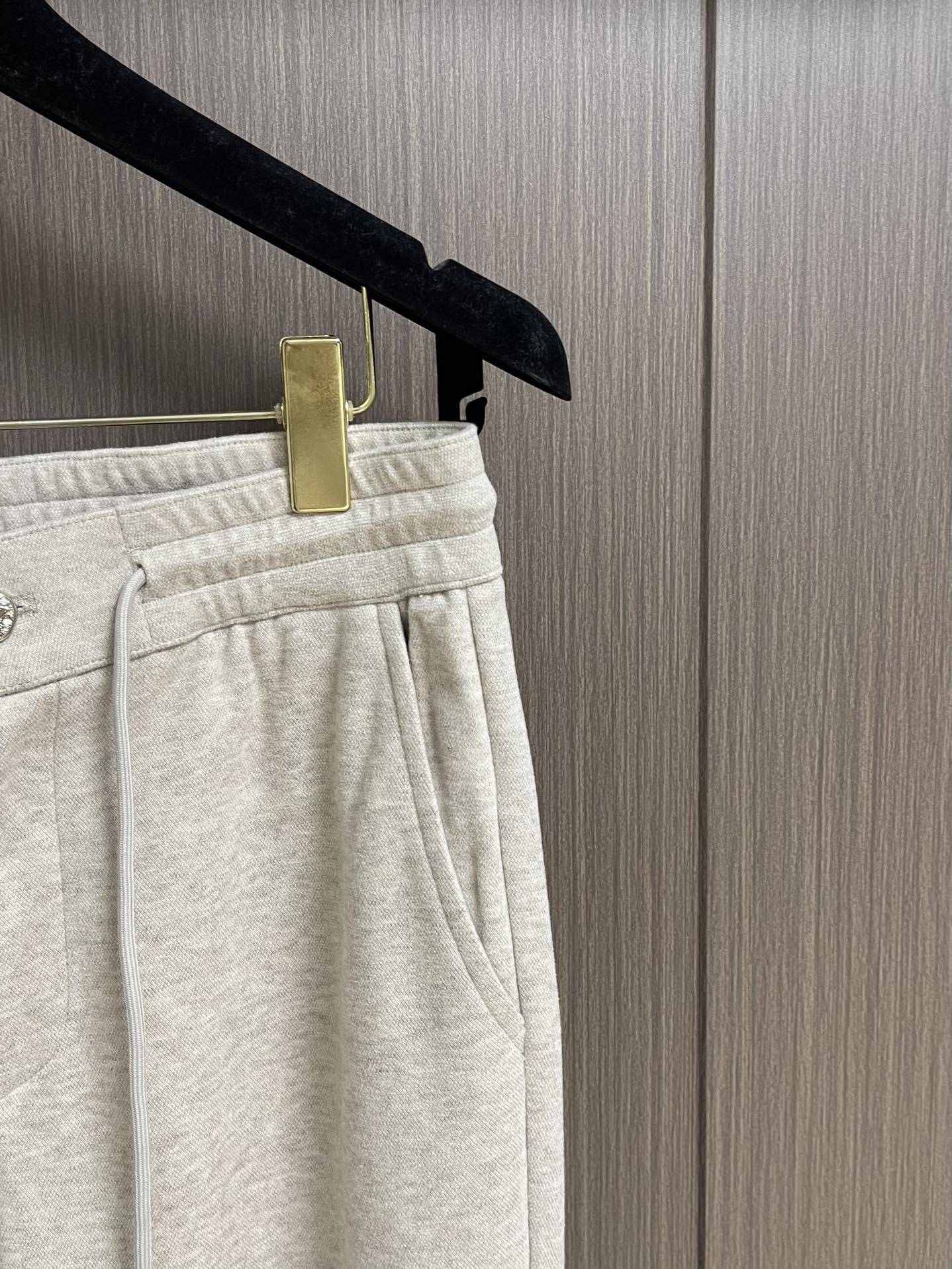 Ermenegildo Zegna 杰尼亚早秋新品休闲裤,休闲裤作为随时随地男人都能穿搭的时尚单品,简洁