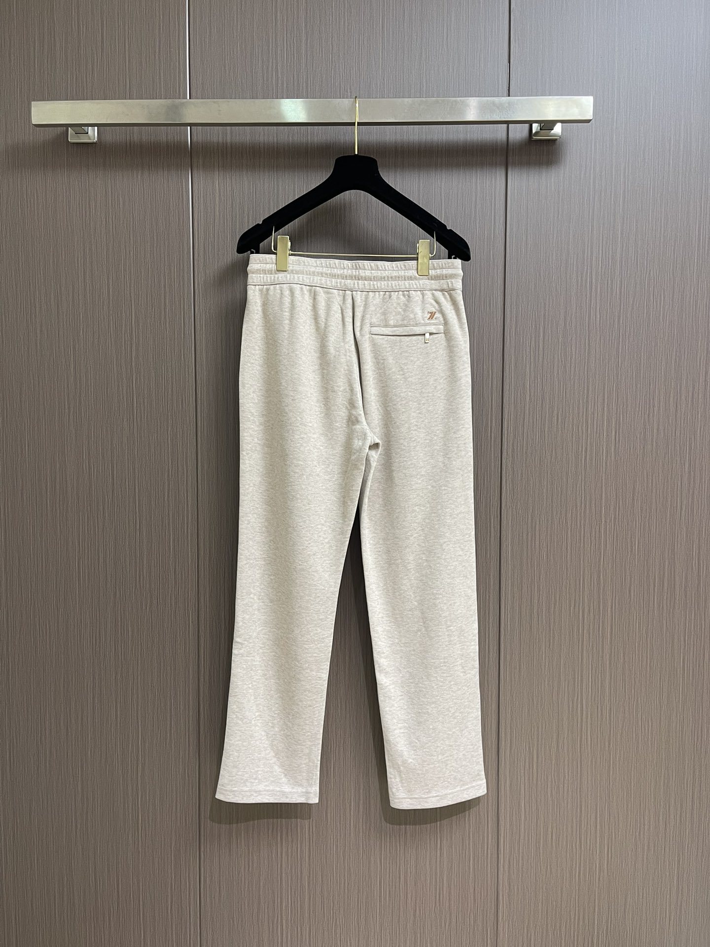 Ermenegildo Zegna 杰尼亚早秋新品休闲裤,休闲裤作为随时随地男人都能穿搭的时尚单品,简洁