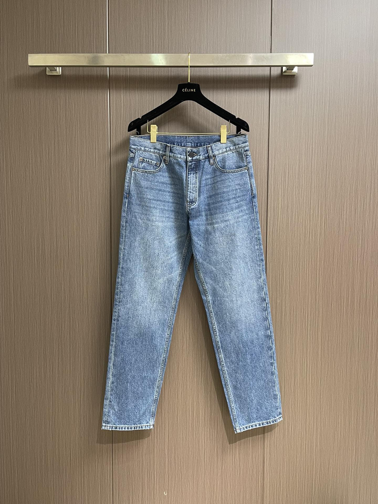 NO:573327,Ermenegildo Zegna 2025SS new arrival in early spring, fashionable casual jeans, imported original washed stretch fabric, the upper body is comfortable, breathable and elastic, original hardware accessories decoration, extremely high grade, super correct version, simple and easy to match, complete three standards, all products are in order, and the upper body is very handsome. Size 32-33-34-35,,jeans,alexander wang19860909Ermenegildo Zegna 2025SS早春新品,时尚休闲牛仔裤,进口原版水洗弹力面料,上身舒适透气有弹力,原版五金辅料装饰,档次极高,版型超正,简约易搭配,三标齐全,全品相订单款,上身帅气十足.尺码32-33-34-35,,jeans,alexander wang,Men's clothing