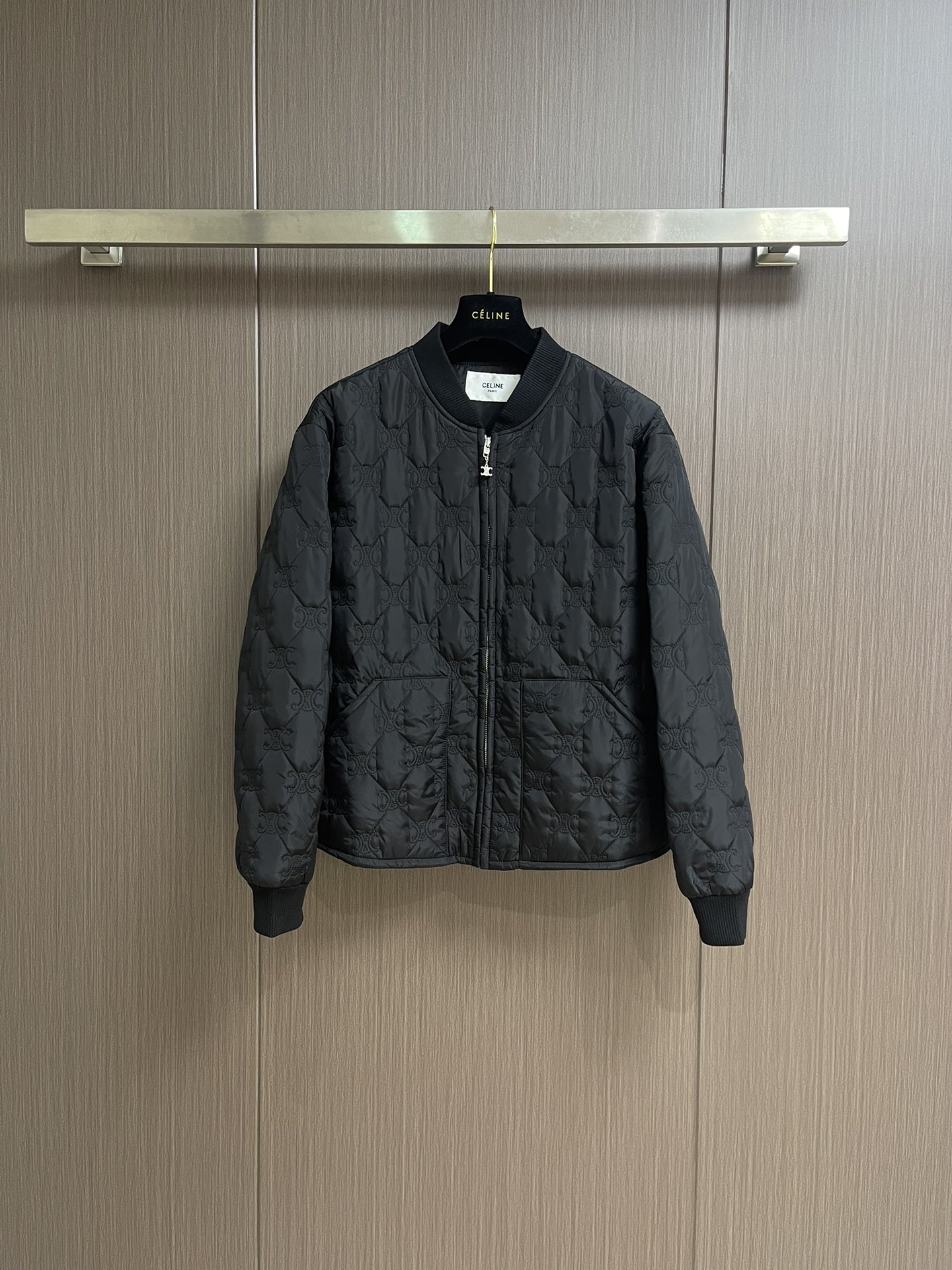 NO:524812,Celine Full-printed sewn embroidered Arc de Triomphe jacket, diamond nylon embroidered feather cotton quilted fabric Infrared positioning bed Accurate positioning of materials through infrared transmitters and infrared receivers Accuracy can reach micron level, thus meeting the effect of high-precision cutting of placing dry-point symmetrical positioning method Use high-precision measurement tools to mark the zipper step by step, and finally finely ironed to make the fabric around the zipper flat and fit beautiful and neat Size 48-54 S-XL,,celine,celine,jackets & coats,jackets & coats,alexander wang19860909Celine赛琳 满印衍缝刺绣凯旋门夹克外套,菱纹尼龙绣羽棉绗面料 红外线定位裁床 通过红外发射器和红外接收器来实现对材料的精准定位 精度可达到微米级别 从而满足格纹对位高精度裁剪的效果乾点对称定位法 使用高精度的测量工具做标记 再将拉链逐步安装到上 最终精细整烫 使拉链周围的面料平整服帖 美观整齐 尺码48-54 S-XL,,celine,celine,jackets & coats,jackets & coats,alexander wang,Men's clothing