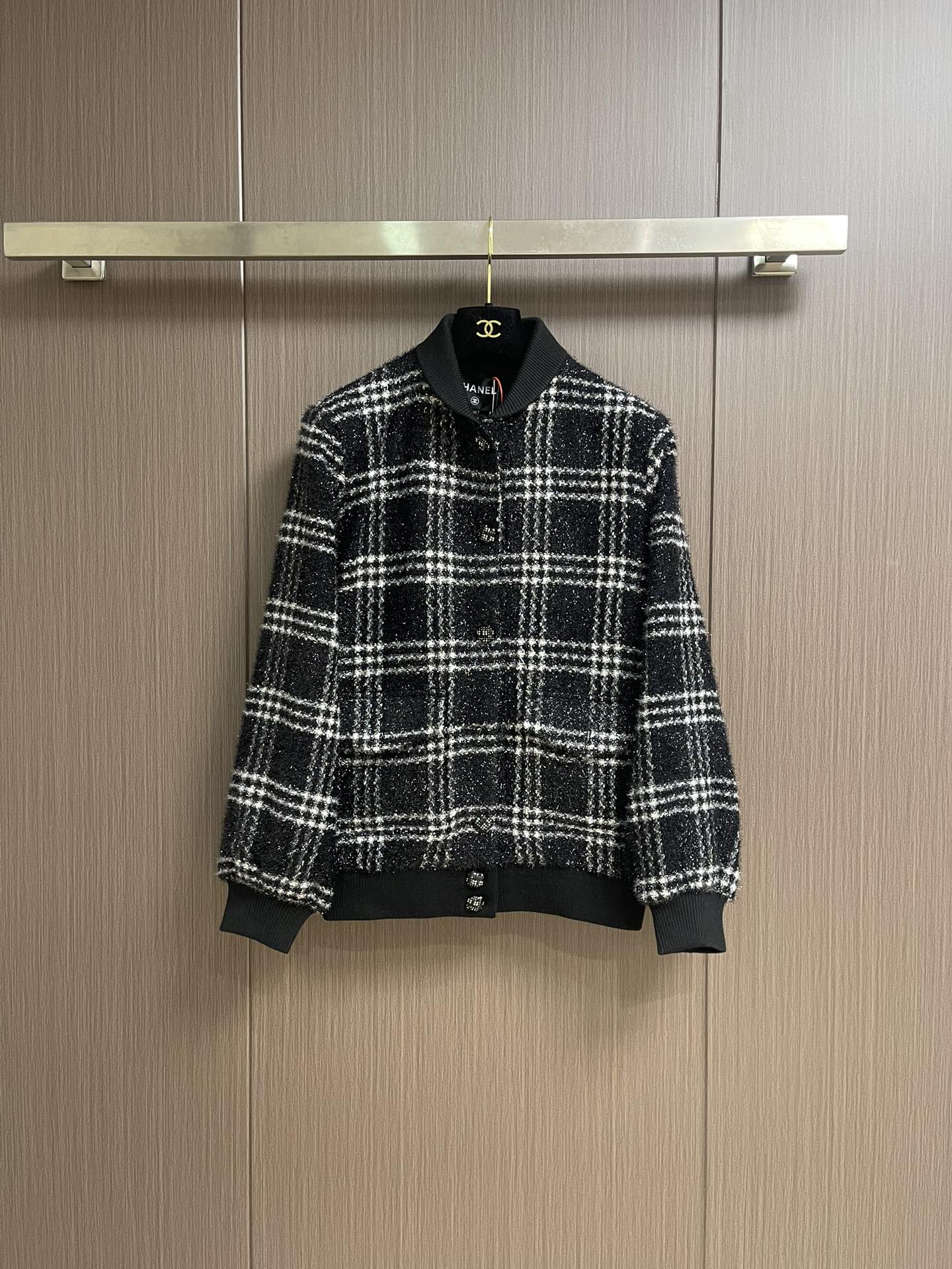 NO:524810,Chanel plaid single-breasted jacket, custom-made worsted wool melt bright yarn plaid elegant material and logo Logo wisp silk jacquard lid Excellent texture Comfortable skin outlines in pure black and white tones The plaids are intertwined with each other Delicate and gorgeous Ordinary lines intertwined with geometric beauty Single-breasted like a row of exquisite medals Exudes a charming atmosphere of elegance and nobility In the flow of light and shadow, it flashes with delicate and charming luster A work of art carrying fashion philosophy, ergonomic three-dimensional cutting Return to traditional craftsmanship techniques Through segmentation, folding, shrinking, and stretching techniques The so-called slow work produces fine work is respect for materials The pursuit of hand feeling Complex workmanship Slow time, slow time, high loss, template opening bags, preset templates to guide the position of opening bags  Shape and size Accuracy ensures the quality of the bag opening effect, laundry washing water plus soft smell removal process Deep cleaning and smell removal of clothing through professional washing equipment and specific detergents Improve the feel and appearance of clothing. Size 46-52 S-XL, chanel, jackets & coats, alexander wang19860909Chanel 格纹单排扣夹克,定制精纺羊毛融亮纱格纹雅致料 以及标识 Logo 人丝提花里布 质感卓越 舒适贴肤以黑白的纯粹色调勾勒出复古的轮廓 格纹间闪烁的亮纱相互交织 细腻而华丽 规整的线条交织出几何的美感 单排扣犹如一排精致的勋章 散发着典雅与贵气的迷人气息 在光影流转间 闪烁着细腻而迷人的光泽 一件承载着时尚哲学的艺术品,人体学立体裁剪 回归传统工艺手法 通过分割 折叠 抽缩 拉展技术手法 所谓慢工出细活 是对材料的尊重 对手感的追求 做工复杂 繁琐 时效慢 损耗高工,模版机开袋 预设的模板来指导开袋的位置 形状和大小 精确性确保了开袋效果质量,成衣洗水加软去味工艺 通过专业的洗涤设备和特定的洗涤剂 对衣物进行深度清洁和去味处理 改善衣物的手感和外观.尺码46-52 S-XL,,chanel,jackets & coats,alexander wang,Men's clothing