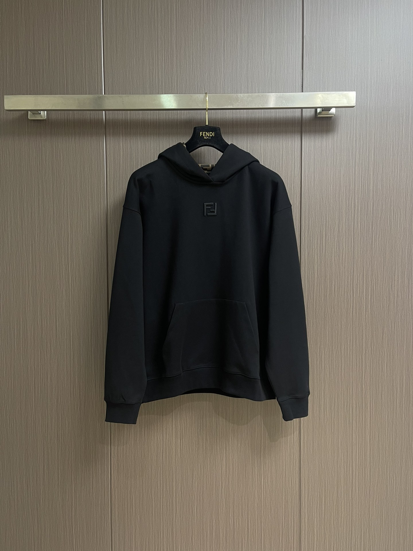 NO:526985,Fendi is lined with FF hooded sweatshirt. Nylon water-based penetration printing is a special printing technology. Its main feature is to use water-based ink to print on nylon fabrics. Through penetration, the printing presents a clear and consistent pattern on the front and back sides of the fabric. It not only improves the visual effect of the printing, but also enhances the firmness and durability of the printing; its printing effect is clear, bright and long-lasting. Needle is a needle method used in embroidery to fill in slender curved lines. It forms smooth lines through densely arranged stitches, which have the characteristics of strong coverage, vivid lines and outstanding three-dimensional sense. Three-dimensional embroidery is in traditional flat embroidery, and the embroidery layer is superimposed on the filling material to form a three-dimensional relief effect. The overall line is straight and delicate, the fabric is comfortable and soft, and the color is consistent and has no color difference. It can be matched with the same style to create a fashionable shape, control various occasions, customize auxiliary materials, complete three standards, and the same style for men and women!  Size XS-L, fendi, hoodie, sweatshirts, hats, alexander wang19860909Fendi 内衬FF连帽卫衣,尼龙水性渗透印花是一种特殊的印花技术,其主要特点在于使用水性墨水在尼龙面料上进行印花,通过渗透作用使印花在织物正反面都呈现出清晰且色泽一致的图案.不仅提高了印花的视觉效果,还增强了印花的牢固性和耐久性；其印花效果清晰、色泽鲜艳且持久.挨针是刺绣中用于填充细长弯曲线条的针法,通过密集排列的针迹形成流畅线条,具有覆盖性强、线条生动、立体感突出的特点.立体绣在传统平面刺绣,通过填充材料叠加绣层,形成三维浮雕效果.整体走线平直细腻,面料舒适柔软,颜色一致无色差 能与同款搭配营造时尚造型,驾驭各种场合,定制辅料,三标齐全,男女同款！尺码XS-L,,fendi,hoodie,sweatshirts,hats,alexander wang,Men's clothing