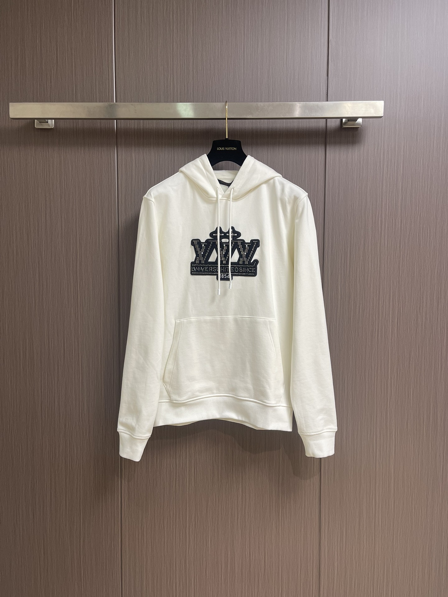 NO:525830,LV 2025SS new handmade beaded hooded sweatshirt, using 16S single yarn + 10S single yarn fish scale setting fabric, 380g paired with 21S 2*2 threads, 450g. The fish scale bottom fabric forms a fish scale-like texture through a specific weaving process, and the plates are arranged and interwoven according to the warp and weft rules and shapes to ensure clear texture and excellent texture. The fabric has been finely made and processed, with good durability, lightness, softness and good breathability. Size S-XL,,louis vuitton,hoodie,sweatshirts,hats,alexander wang19860909LV 2025SS新款手工钉珠连帽卫衣,采用16S单纱＋10S单纱鱼鳞定面料,380g搭配21S 2*2螺纹,450g.鱼鳞底面料通过特定的织造工艺形成鱼鳞状底纹,对版按照经纬规律和形状进行排列交织,以确保纹理清晰、质地优良.面料经过精细的制作加工,具有良好的耐穿性、轻薄柔软、透气性好.尺码S-XL,,louis vuitton,hoodie,sweatshirts,hats,alexander wang,Men's clothing