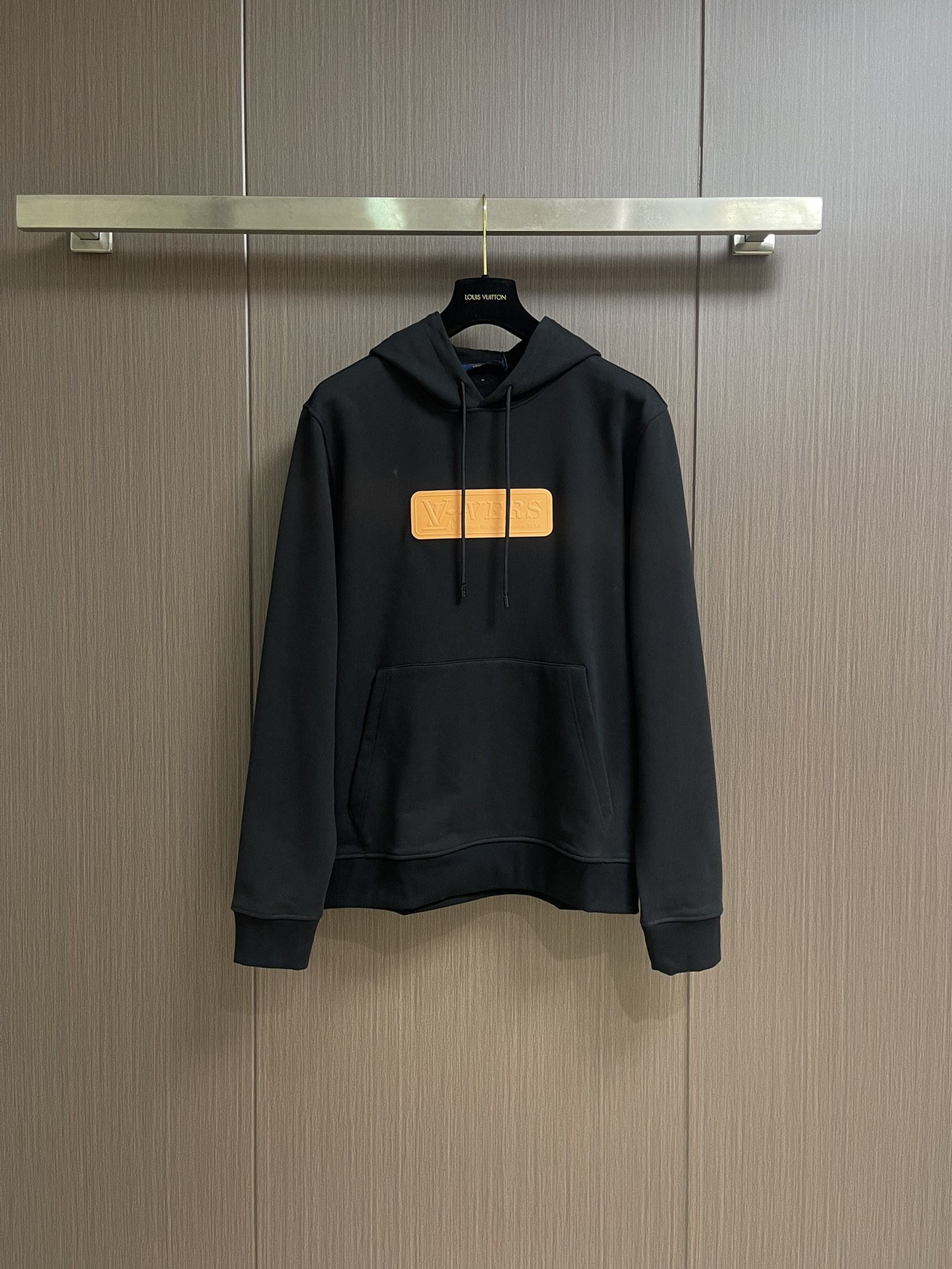 NO:525832,LV 2025SS early autumn new leather logo hooded sweatshirt, the fabric is made of 26s double yarn surface and 10s fish scale bottom fabric, paired with 380g ribs and 21s double yarn pull-up frame, not only ensures the texture and warmth of the clothes, but also demonstrates the quality in the details. The front vuitton leather embossing process adds a bright color to the simple design. The use of terry fish scale bottom fabric makes the clothes feel softer and thicker, with good water absorption and warmth. Overall, this hoodie is not only fashionable and versatile, but also shows high-quality craftsmanship and design in the details. Size S-XL, louis vuitton, hoodie, sweatshirts, hats, alexander wang19860909LV 2025SS早秋新款皮质logo连帽卫衣,面料采用26s双纱面和10s鱼鳞底面料,搭配380g罗纹与21s双纱拉架,不仅确保了衣物的质感与保暖性,更在细节处彰显品质,正面的vuitton皮质压花工艺精细,为简约设计增添了一抹亮色,而毛圈鱼鳞底面料的运用,则让衣物手感更加松软、厚实,具备良好的吸水性和保暖性,整体而言,这款连帽衫不仅时尚百搭,更在细节处展现了高品质的工艺与设计.尺码S-XL,,louis vuitton,hoodie,sweatshirts,hats,alexander wang,Men's clothing