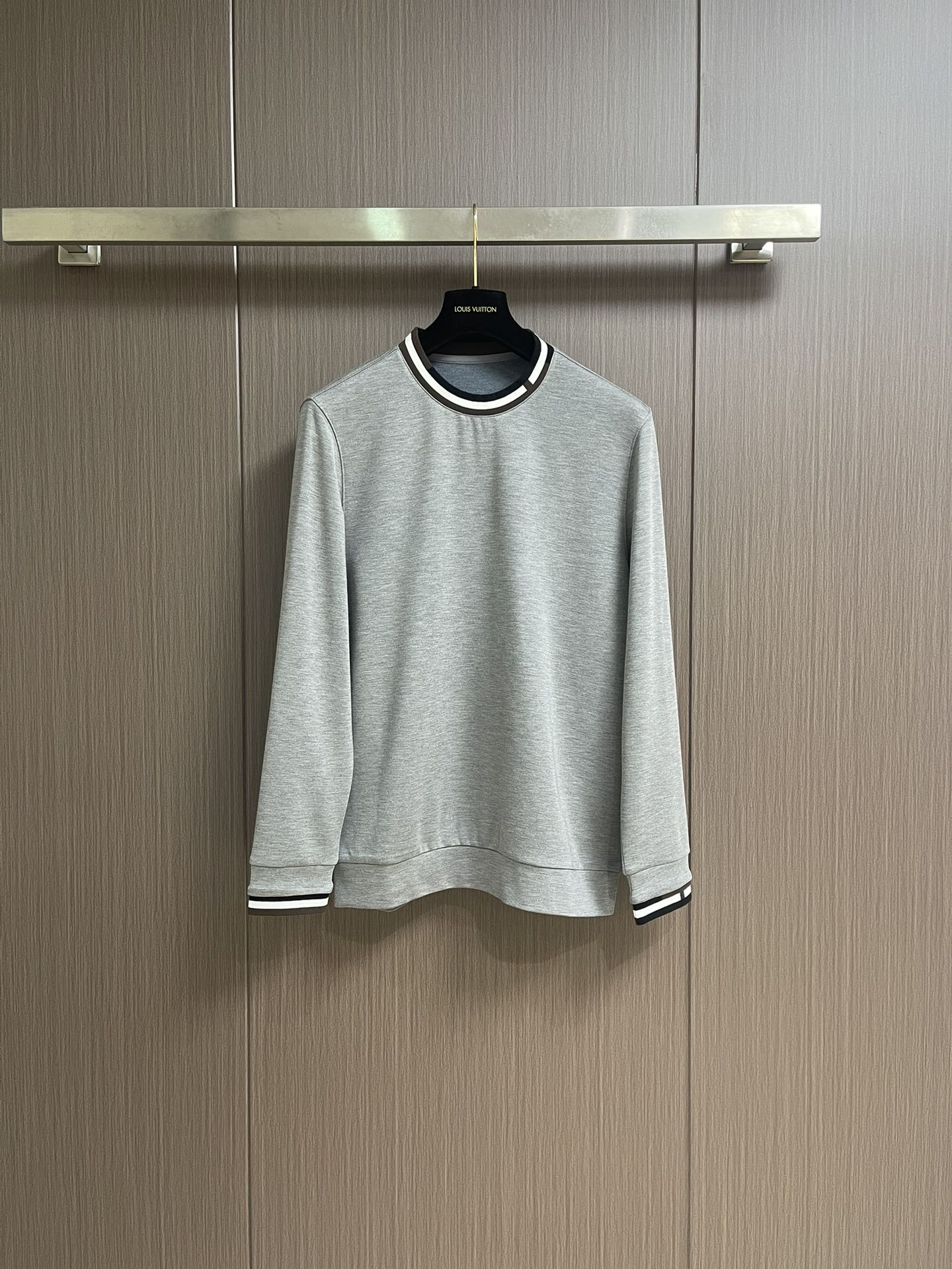NO:526981,Hermes 2025SS autumn new long-sleeved T-shirt, handsome, fashionable, simple and versatile. Not only is it crisp, maintains a fashionable silhouette, but it is also comfortable to wear, and the yarn is more delicate. Size M-3XL, hermes, tees, t-shirt, alexander wang19860909Hermes 2025SS秋季新品长袖T恤,帅气时尚,简约百搭款.不仅挺括,保持潮流的廓形,又穿着舒适,纱织更细腻.尺码M-3XL,,hermes,tees，t-shirt,alexander wang,Men's clothing