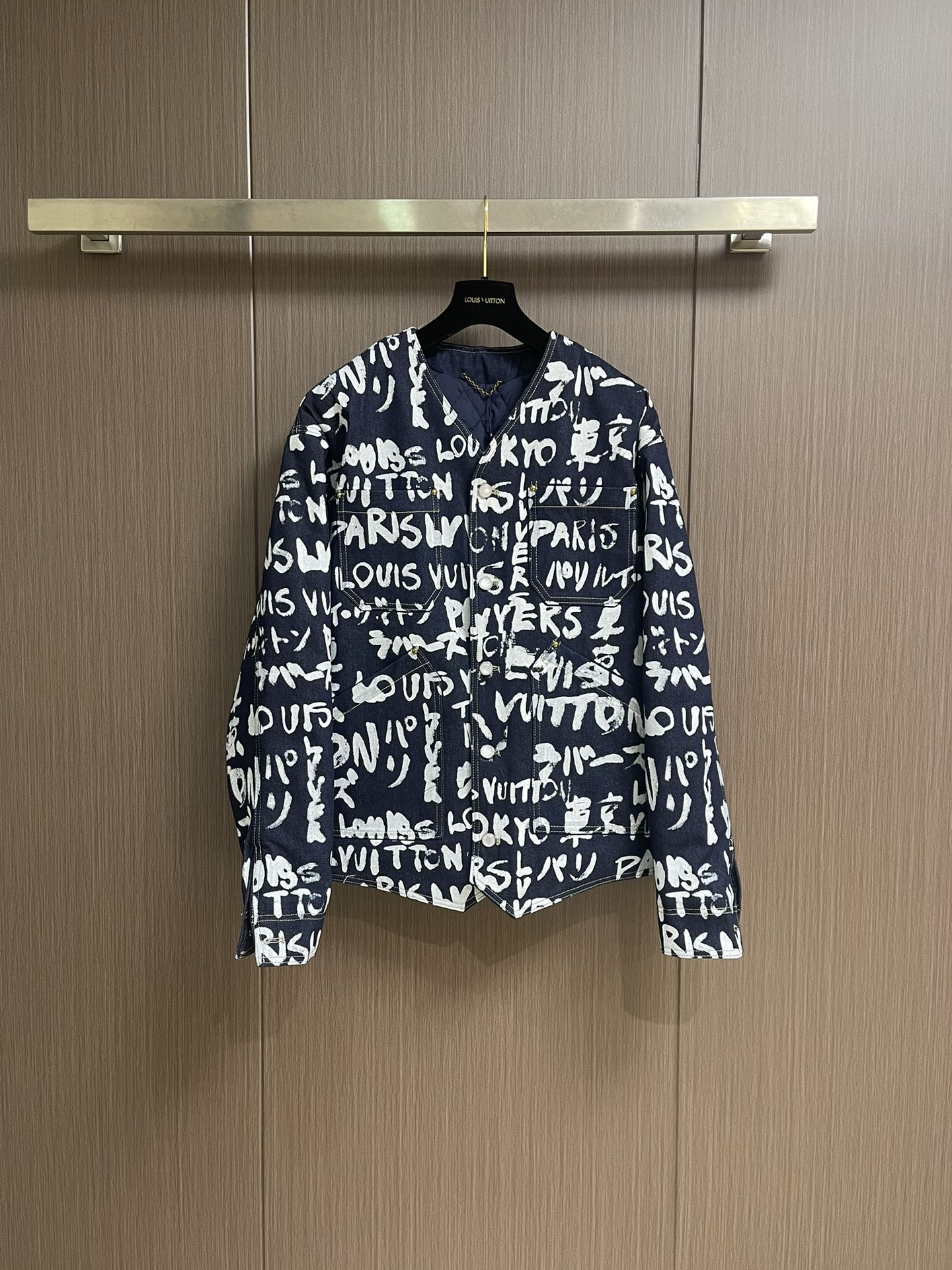 NO:524796,Tops, pants, Lv, co-branded nigo graffiti denim collarless cotton clothing jeans set, uses gram denim fabric, breathable and comfortable after washing, YB customized pearl buckle, each graffiti is extremely difficult to match, the details are comparable to the original version, the clamped cotton cold-proof filling cotton uses 480g Korean insulation cotton, the whole set of low-key and luxurious design, and the large factory line is perfectly produced. Size S-XL,,louis vuitton, jeans, alexander wang19860909上衣 裤子 Lv 联名nigo涂鸦牛仔无领棉服牛仔裤套装,采用克牛仔布料,洗水后手感透气舒适,YB订制珍珠扣,每一处涂鸦对位对线难度极高,细节媲美原版,夹棉御寒填充棉采用480g的高丽保温棉,整套低调奢华的设计,大厂走线出品完美.尺码S-XL,,louis vuitton,jeans,alexander wang,Men's clothing