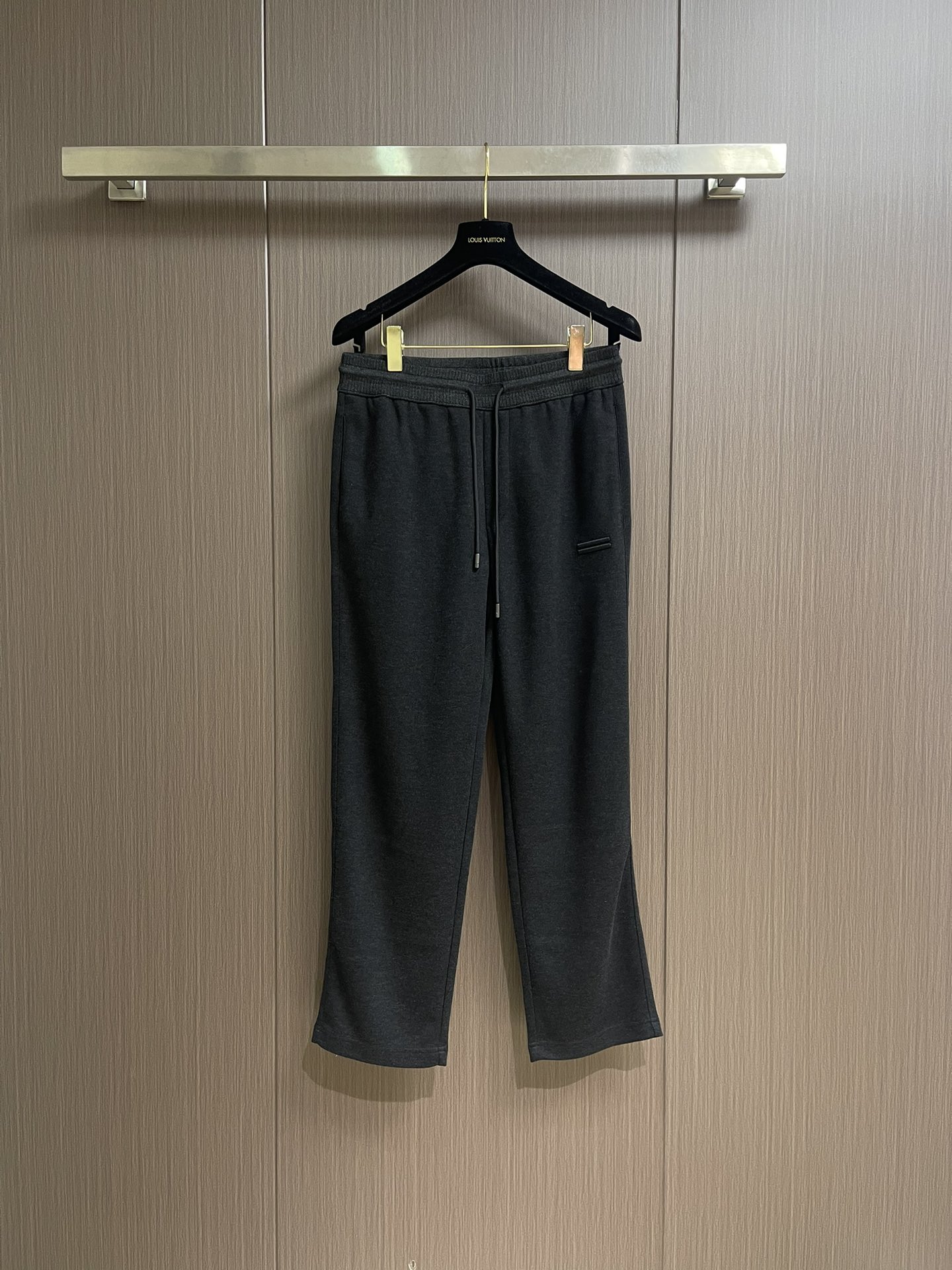 NO:572242,ZEGNA straight-leg casual trousers are made of blended fabrics. The texture is incredibly delicate when you look closely. The drape is just right. It is windy when walking without clinging to the legs. It hides the flesh and makes you look slimmer and has a sense of air. The details are straight forward. The waist drawstring is equipped with a metal buckle. The texture is bursting and there is a hidden trick. The adjustment is super smooth!  Contrasting color zipper pulls, low-key and eye-catching, neatly cut trouser legs. Sizes M-3XL M size hips 99cm waist 75-79 stretch pants length 100cm L size hips 104cm waist 80-84 stretch pants length 101cm XL size hips 109cm waist 85-89 stretch pants length 102cm 2XL size hips 114cm  Waist 90-94 stretch, pants length 103cm, 3XL size hips 119cm, waist 95-99 stretch, pants length 104cm,,alexander wang19860909ZEGNA 直筒休闲长裤,采用混纺面料,细看纹理细腻得不像话,垂坠感恰到好处,走路带风又不贴腿,藏肉显瘦还自带'空气感'.细节控直接沦陷,腰头抽绳配金属扣,质感炸裂还暗藏小心机,调节超顺滑！撞色拉链头,低调又戳人,裤脚利落剪裁.尺码M-3XL M码臀围99cm 腰围75-79弹力 裤长100cm L码臀围104cm 腰围80-84弹力 裤长101cm XL码臀围109cm 腰围85-89弹力 裤长102cm 2XL码臀围114cm 腰围90-94弹力 裤长103cm 3XL码臀围119cm 腰围95-99弹力 裤长104cm,,alexander wang,Men's clothing