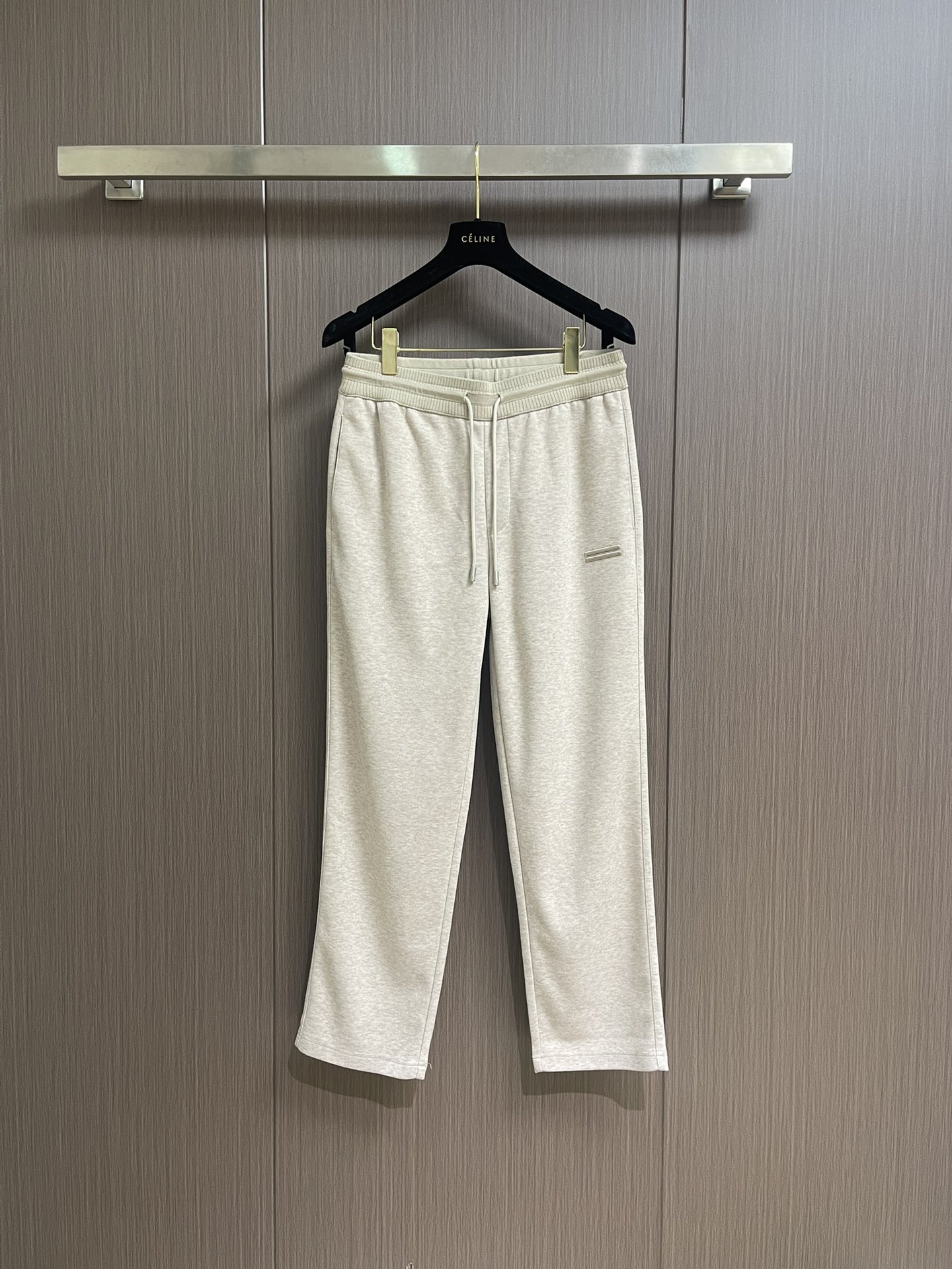 NO:526983,ZEGNA straight casual trousers are made of blended fabric. The texture is so delicate that it is unremarkable. The drape feels just right. When walking, it is windy and not close to the legs. It hides the flesh and makes it look thin and has a 'airy feeling'. The details are directly affected. The waist drawstring is paired with a metal buckle. The texture is bursting and it is also a tricky thing, and the adjustment is super smooth!  Contrasted zipper head, low-key and poking, trouser legs are neatly cut. Size M-3XL M size hip circumference 99cm waist circumference 75-79 elasticity Trouser length 100cm L size hip circumference 104cm waist circumference 80-84 elasticity Trouser length 101cm XL size hip circumference 109cm waist circumference 85-89 elasticity Trouser length 102cm 2XL size hip circumference 114cm waist circumference 90-94 elasticity Trouser length 103cm 3XL size hip circumference 119cm waist circumference 95-99 elasticity Trouser length 104cm, alexander wang19860909ZEGNA 直筒休闲长裤,采用混纺面料,细看纹理细腻得不像话,垂坠感恰到好处,走路带风又不贴腿,藏肉显瘦还自带'空气感'.细节控直接沦陷,腰头抽绳配金属扣,质感炸裂还暗藏小心机,调节超顺滑！撞色拉链头,低调又戳人,裤脚利落剪裁.尺码M-3XL M码臀围99cm 腰围75-79弹力 裤长100cm L码臀围104cm 腰围80-84弹力 裤长101cm XL码臀围109cm 腰围85-89弹力 裤长102cm 2XL码臀围114cm 腰围90-94弹力 裤长103cm 3XL码臀围119cm 腰围95-99弹力 裤长104cm,,alexander wang,Men's clothing