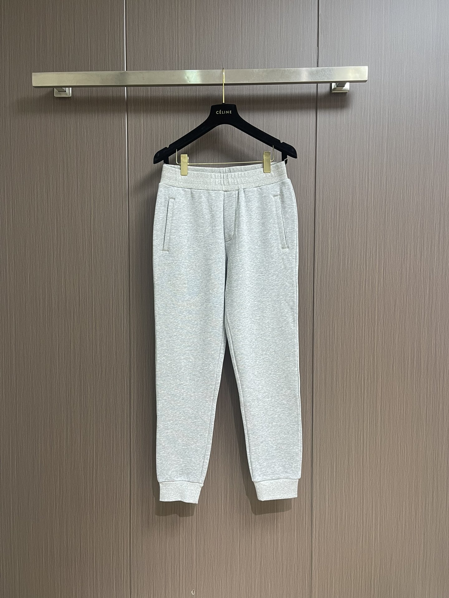 NO:525835,Prada's new early autumn leg trousers, invincible fabrics, impeccable versatile styles, outdoor sports are beautiful and simple and casual, hardware and accessories are top-notch, with good details, beautiful texture, and very stylish and practical. Size S-XL S-Size 100cm long hip circumference 106cm waist circumference 80cm M-Size trousers 102cm hip circumference 110cm waist circumference 84cm L-Size trousers 104cm hip circumference 114cm waist circumference 88cm XL-Size trousers 106cm hip circumference 118cm waist circumference 92cm, prada, alexander wang19860909Prada 早秋新品束腿卫裤,面料无敌,型款设计都无可挑剔的百搭款卫裤,户外运动都美的简约休闲,五金辅料都是顶配细节好,质感美,十分有格调实实在在的份量.尺码S-XL S码裤长100cm 臀围106cm 腰围80cm M码裤长102cm 臀围110cm 腰围84cm L码裤长104cm 臀围114cm 腰围88cm XL码裤长106cm 臀围118cm 腰围92cm,,prada,alexander wang,Men's clothing