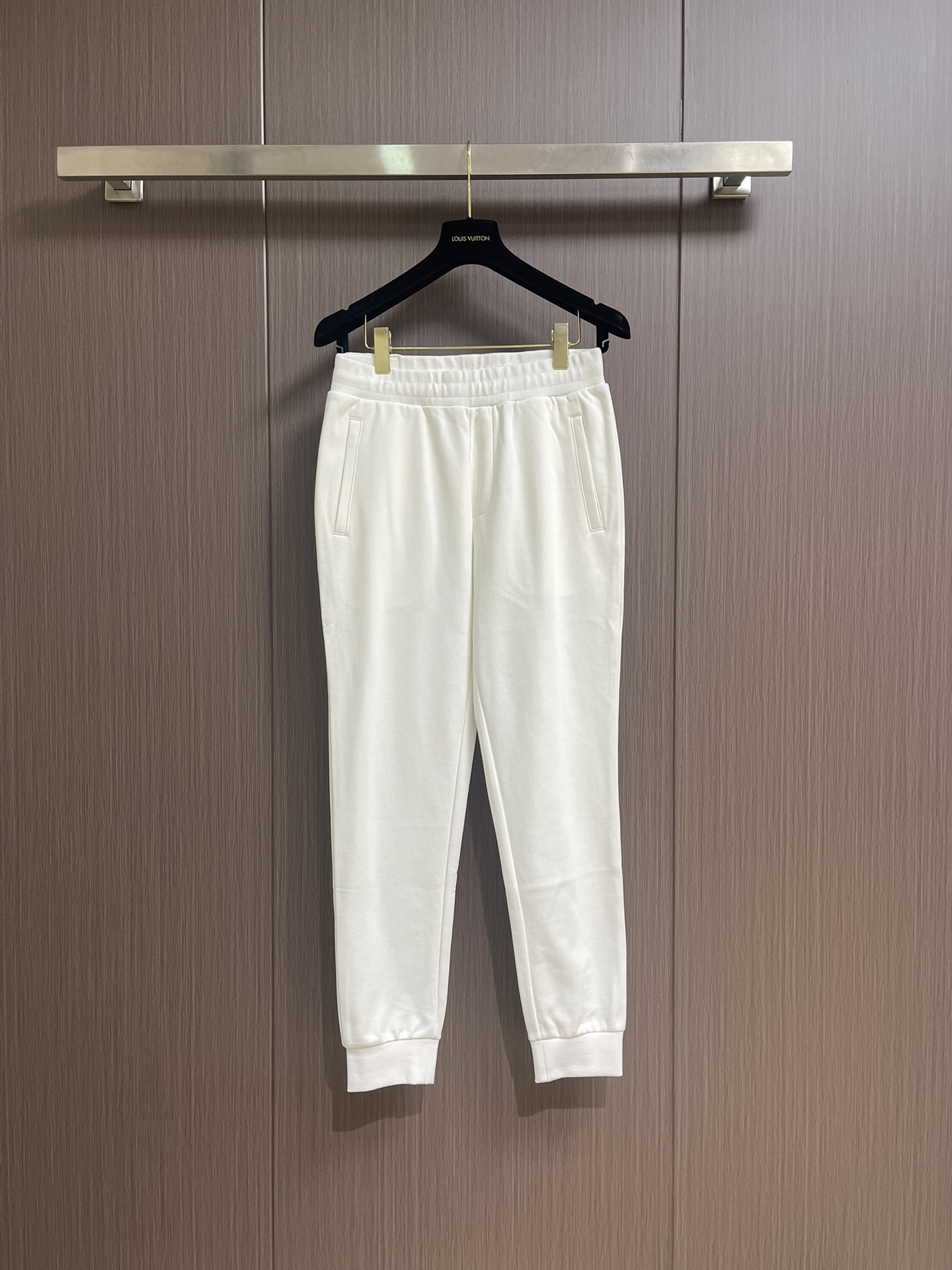 NO:525838,Dior 2025SS early autumn new leg trousers, a pair of pants with a very D-family aesthetic tone, mainly fabric and quality, and is supplied with imported Italian fabrics. The fabric has first-class texture, excellent straightness and boneiness, and is capable and neatly cut, and the upper body effect is excellent!  Can sweep the wardrobe with any top matching, with wide compatibility. Size S-XL S-Size pants 100cm long hip circumference 106cm waist circumference 80cm M-Size pants 102cm hip circumference 110cm waist circumference 84cm L-Size pants 104cm hip circumference 114cm waist circumference 88cm XL-Size pants 106cm hip circumference 118cm waist circumference 92cm,,dior,dior,alexander wang19860909Dior 2025SS早秋新款束腿卫裤,极具D家美学基调的一款裤子,以面料和品质为主导,客供进口意大利面料,面料质地一流,挺刮度与筋骨感极好,干练利落的裁剪,上身效果极好！可横扫衣橱任何的上装搭配,兼容性广泛 .尺码S-XL S码裤长100cm 臀围106cm 腰围80cm M码裤长102cm 臀围110cm 腰围84cm L码裤长104cm 臀围114cm 腰围88cm XL码裤长106cm 臀围118cm 腰围92cm,,dior,dior,alexander wang,Men's clothing