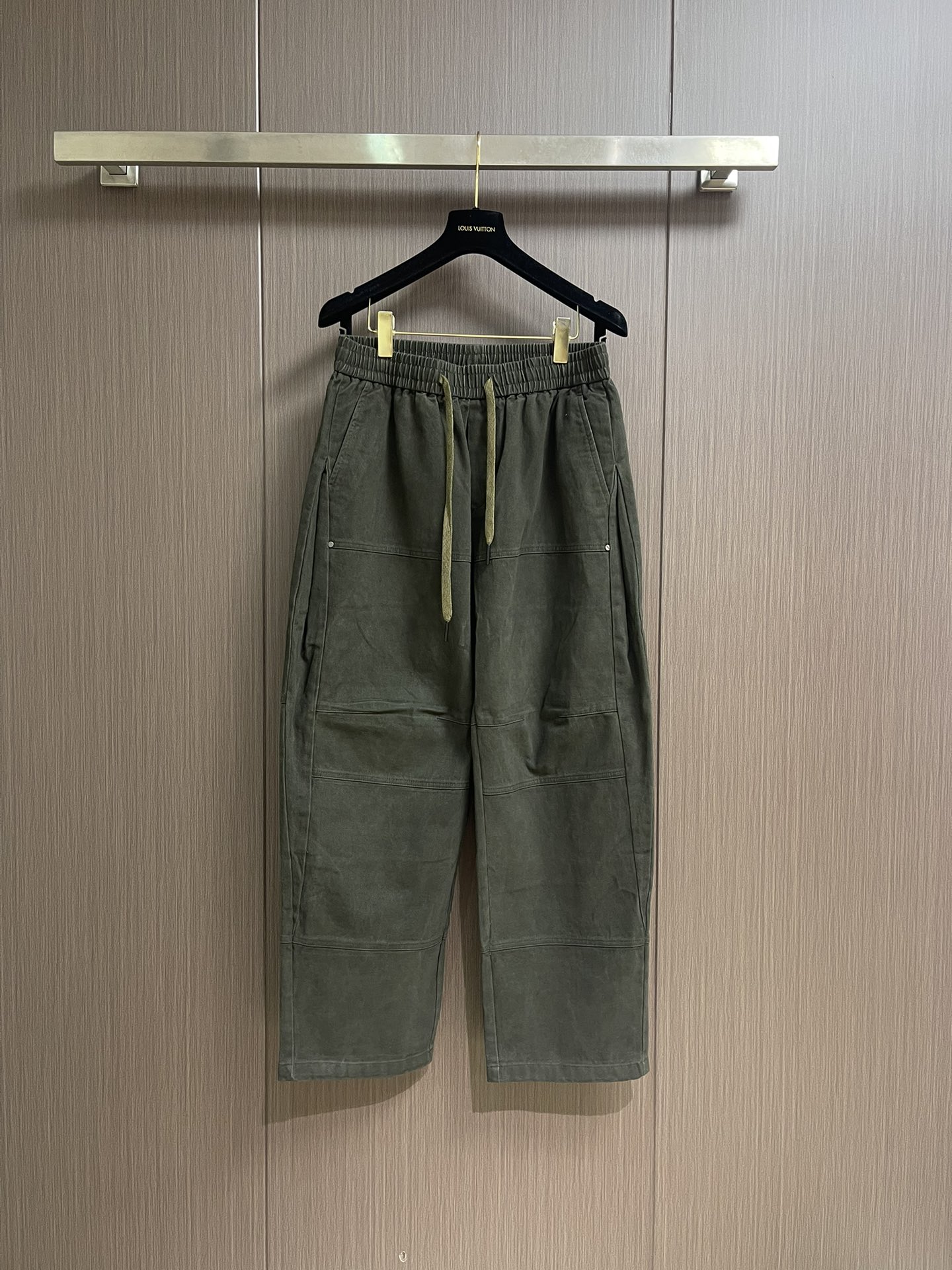 NO:526991,LV military green twill cotton suede texture lightning casual pants!  It uses twill cotton fabric, with the delicate touch of suede, which is very comfortable to touch and looks very high-end. Military green tone is classic and versatile, and can easily adapt to various styles, whether it is casual or street style, it can be held perfectly. The waist of the trouser is designed with elastic straps and drawstrings, which not only fits well with the waist, but also adjusts the elasticity according to your preferences, which is comfortable and comfortable to wear. The trouser body has multiple pockets, which is practical and easy to put, keys, etc. There are lightning embroidery patterns on the back pocket, which are exquisite and individual. The workmanship is also very attentive, the seam is delicate and neat, and there is no unnecessary thread, and the details show the quality. The trouser is a loose style, which is very friendly to all leg shapes, which can well modify the leg shape, and at the same time create a casual and free feeling. Size XS-L,, louis vuitton, chamois  leather,alexander wang19860909LV 军绿斜纹棉麂皮质感闪电休闲裤！采用斜纹棉面料,还带着麂皮的细腻触感,摸起来特别舒服,而且看起来很有高级感.军绿色调经典又百搭,轻松适配各种风格的,不管是休闲风还是街头风,都能完美hold住.裤腰是松紧带加抽绳的设计,不仅能很好地贴合腰部,还能根据自己的喜好调整松紧,穿着舒适又自在.裤身有多个口袋,实用性拉满,放个、钥匙啥的都很方便.背后口袋还有闪电刺绣图案,精致又有个性.做工方面也很用心,缝线细腻工整,没有多余的线头,细节处尽显品质.裤型是宽松的版型,对各种腿型都很友好,能很好地修饰腿型,同时还能营造出随性洒脱的感觉.尺码XS-L,,louis vuitton,chamois leather,alexander wang,Men's clothing