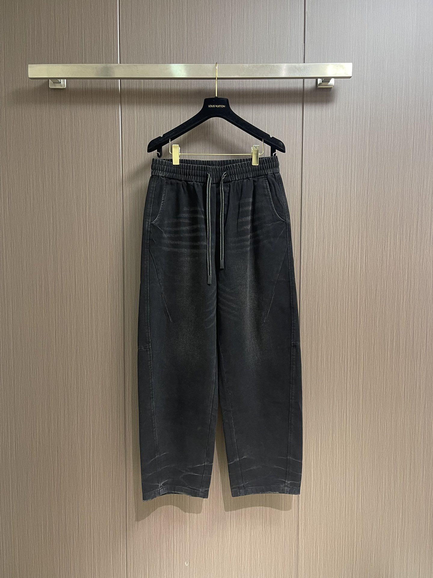 NO:526988,MM6 Washed and grinded black beef scimitar pants, which are made of high-quality denim, processed by washing, with an old retro feel, soft and textured to the touch, and are both warm and comfortable to wear in autumn and winter. Classic black is versatile and not picky, and can be perfectly matched from simple and basic styles to personalized and trendy styles. The design is super highlighted. The scimitar pants are very friendly to the legs and can well modify the leg lines, making the legs look straight and thin. The trouser body has unique grinding details, adding a casual and retro tone. The waist of the pants is designed with elastic straps and drawstrings, which can be adjusted freely to fit the waist, and is comfortable to wear without restraint. There is also a unique stitching design behind it, full of details, showing the brand's ingenuity and fashion taste. The workmanship is even more unspeakable, the stitching is neat and delicate, the washing and grinding is treated just right, the edges are natural and layered, and the quality is directly full. Size XS-L,,masion  Margiela,alexander wang19860909MM6 水洗磨边黑牛弯刀裤,采用优质牛仔布,经过水洗工艺处理,自带做旧复古感,摸起来柔软又有质感,秋冬穿既保暖又舒适.经典的黑色,百搭不挑人,从简约基础款到个性潮款都能完美搭配.设计上超有亮点,弯刀裤型,对腿型超友好,能很好地修饰腿部线条,让腿看起来又直又细.裤身有独特的磨边细节,增添了随性感与复古腔调.裤腰是松紧带加抽绳设计,贴合腰部还能自由调节,穿着舒适无束缚.背后还有别致的缝线设计,细节满满,尽显品牌的匠心与时尚品味.做工更是没话说,缝线工整细腻,水洗磨边处理得恰到好处,边缘自然又有层次,品质感直接拉满.尺码XS-L,,masion margiela,alexander wang,Men's clothing