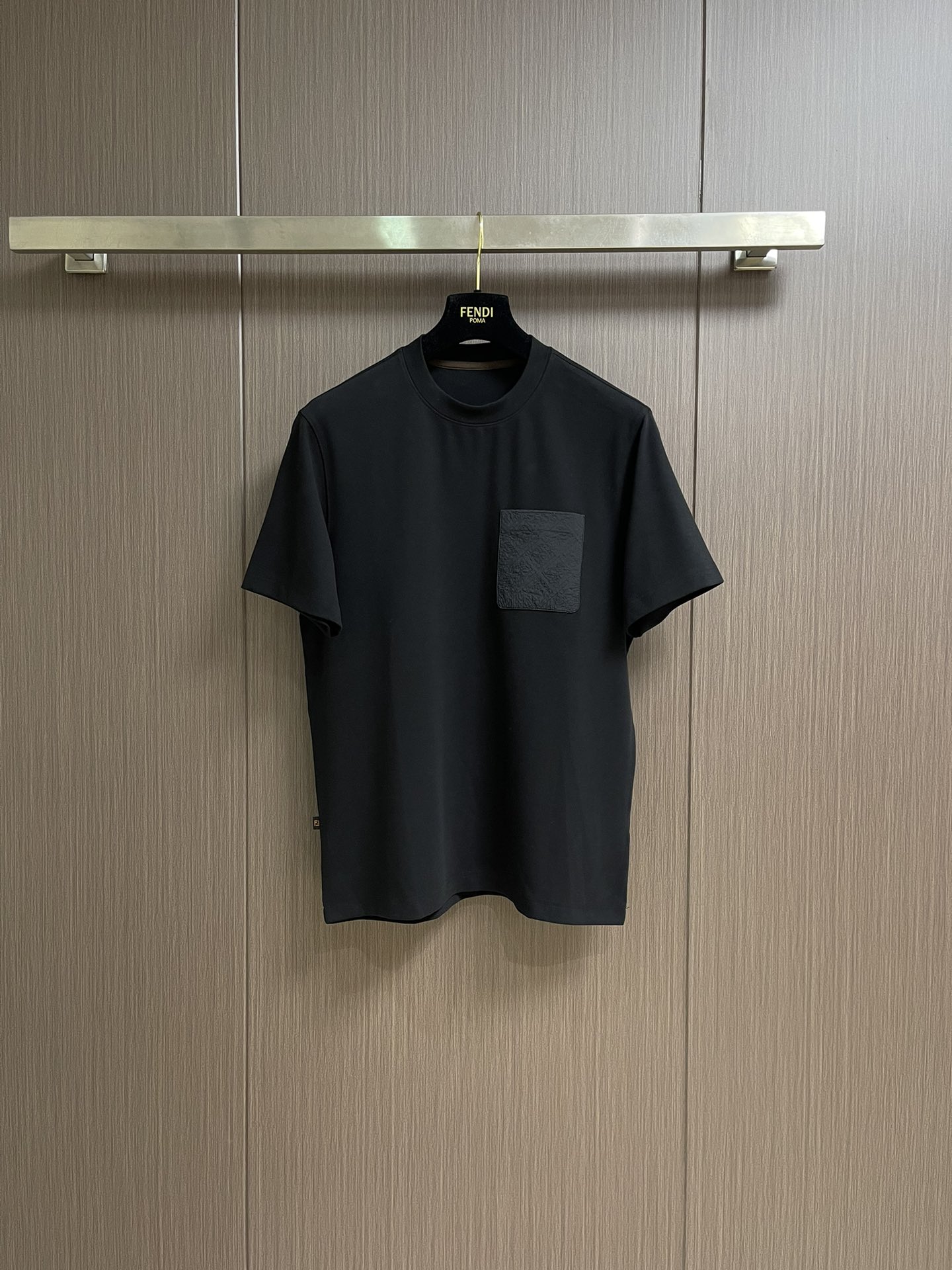 NO:527001,FENDI 2025ss autumn and winter new round neck short-sleeved T-shirt custom fabric, breathable and comfortable, impeccable details, brand element design concept, reflecting high quality. It feels delicate and soft!  It is casually cut, with a great upper body style!  Size M-3XL, fendi, T-shirt,tees, t-shirt,alexander wang19860909FENDI 2025ss秋冬新款圆领短袖T恤 定制面料 透气舒适度高,细节无可挑剔,品牌元素设计理念,体现高品质.手感细腻柔软！呈现休闲裁剪,上身版型超赞！尺码M-3XL,,fendi,T-shirt,tees，t-shirt,alexander wang,Men's clothing