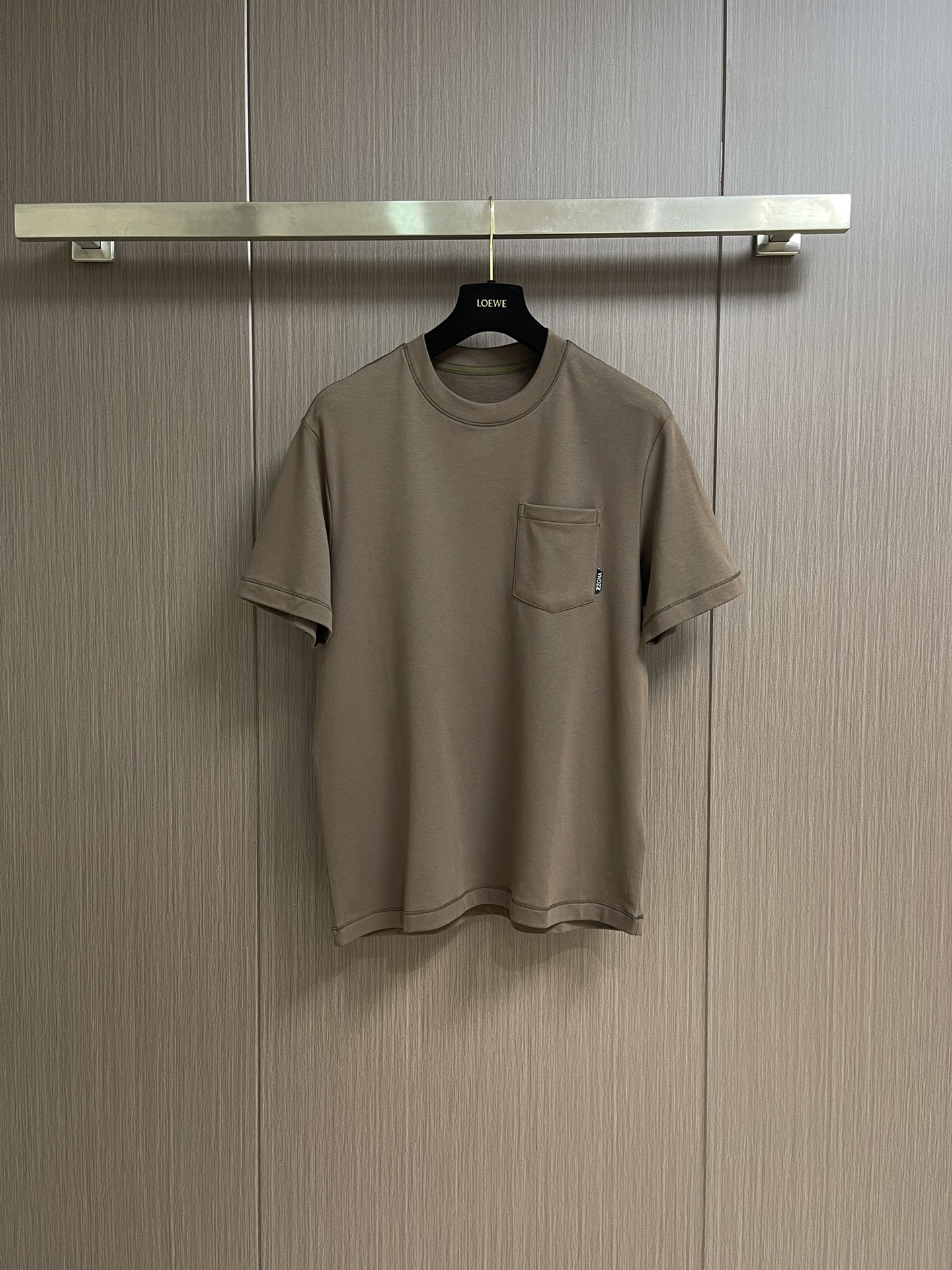 NO:526986,Ermenegildo Zegna 2025ss autumn and winter new short-sleeved T-shirt!  Custom fabric, soft feel. The chest pocket design is not without luxury. The quality is unquestionable. The upper body effect is excellent, size M-5XL, zegna, T-shirt,tees, t-shirt,alexander wang19860909Ermenegildo Zegna 杰尼亚2025ss秋冬新品短袖T恤！定制面料,手感柔软.胸前口袋设计,不失奢华 品质毋庸置疑 上身效果超赞,尺码M-5XL,,zegna,T-shirt,tees，t-shirt,alexander wang,Men's clothing