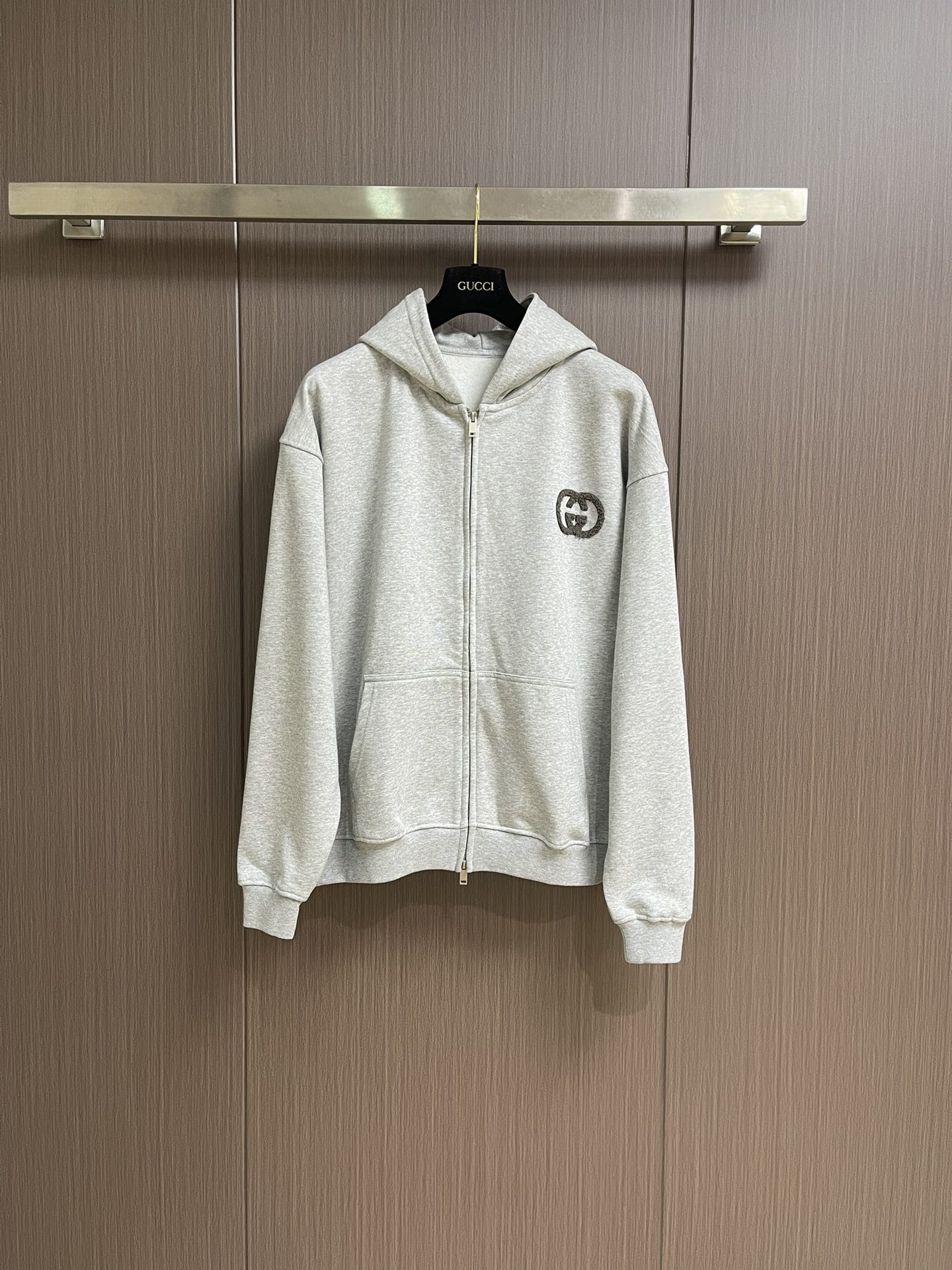 NO:526989,GUCCI flocking logo hooded couples terry cotton sweatshirt, classic series double g flocking logo design, eternal classic!  Fashionable, eye-catching, versatile and durable, worthy of closing your eyes~ Customers provide high-quality terry cotton fabric with delicate texture and soft texture, breathable and toned skin, reflecting the sense of wear and luxury fashion trends to the fullest S-XL, gucci, hoodie, sweatshirts, hats, alexander wang19860909GUCCI 植绒logo标识连帽情侣款毛圈棉卫衣,经典系列双g植绒标识设计,永远的经典！时髦吸睛又百搭耐看,值得闭眼入的单品～客供优质毛圈棉面料,手感质感细腻柔软,透气爽肤 将穿着感与奢华时尚潮流体现的淋漓尽致 尺码S-XL,,gucci,hoodie,sweatshirts,hats,alexander wang,Men's clothing