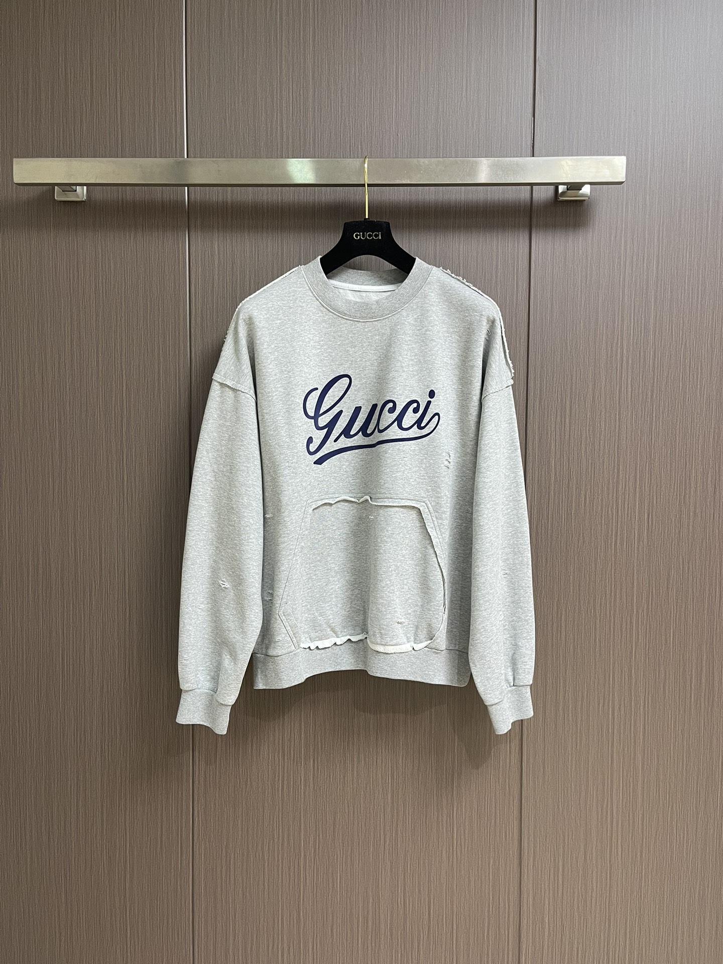 NO:540734,Gucci printed logo letter round neck sweatshirt. This fabric feels soft, the upper body is comfortable and not close to the body. The jacquard logo design on the chest is ingeniously created. The cotton fabric is exquisite and introverted, and the embellishment is exquisite without losing the introverted details and various brand logos. It is suitable for wearing during the seasonal changes when it is still warm and cold. This regular round neck sweatshirt is ingeniously created, embellished with contrasting handwritten Gucci logo prints, showing its unique charm. Size S-XL, gucci, hoodie, sweatshirts, alexander wang19860909Gucci 印花logo标识字母圆领卫衣,该款面料手感偏柔软,上身舒宽不贴身,胸前提花logo设计,棉质面料匠心打造,缀饰精致而不失内敛的细节和各种品牌标识,适合乍暖还寒的换季时节穿着.这款常规版型圆领卫衣匠心打造,缀饰撞色手写体Gucci标识印花,尽显别致魅力.尺码S-XL,,gucci,hoodie,sweatshirts,alexander wang,Men's clothing