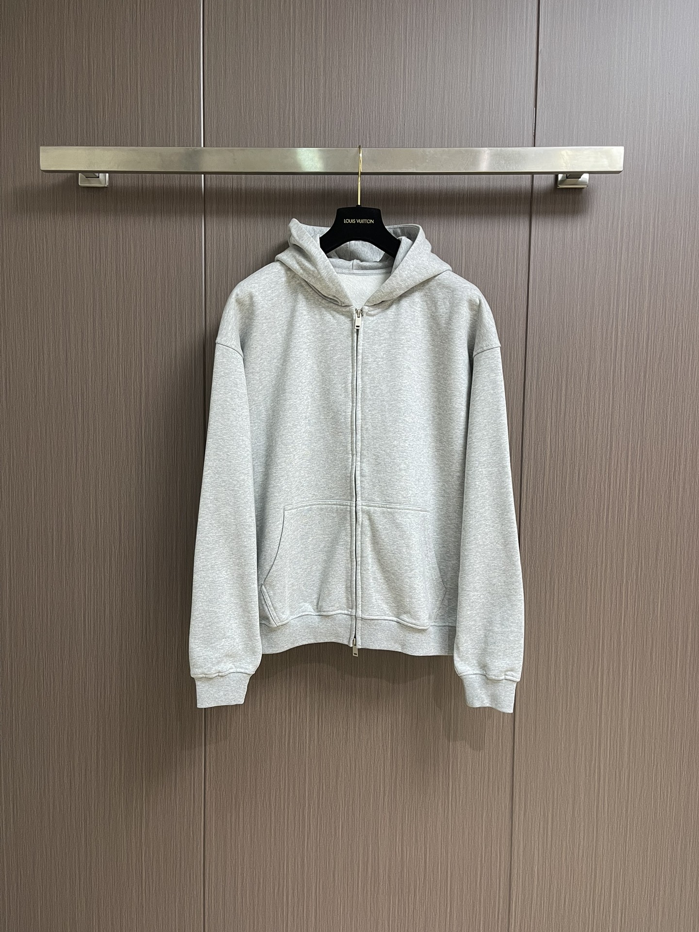 NO:528065,LV 2025SS early autumn new cartoon printed zipper hooded sweatshirt on the back, the fabric is made of 26s double yarn surface and 10s fish scale bottom fabric, paired with 380g ribs and 21s double yarn pull-up frame, not only ensures the texture and warmth of the clothes, but also demonstrates the quality in the details. The cartoon printing technology behind the back adds a bright color to the simple design. The use of the terry fish scale bottom fabric makes the clothes feel softer and thicker, with good water absorption and warmth. Overall, this hoodie is not only fashionable and versatile, but also shows high-quality craftsmanship and design in the details. Size S-XL, louis vuitton, hoodie, sweatshirts, hats, alexander wang19860909LV 2025SS早秋新款后背卡通印花拉链连帽卫衣,面料采用26s双纱面和10s鱼鳞底面料,搭配380g罗纹与21s双纱拉架,不仅确保了衣物的质感与保暖性,更在细节处彰显品质,后面的卡通印花工艺精细,为简约设计增添了一抹亮色,而毛圈鱼鳞底面料的运用,则让衣物手感更加松软、厚实,具备良好的吸水性和保暖性,整体而言,这款连帽衫不仅时尚百搭,更在细节处展现了高品质的工艺与设计.尺码S-XL,,louis vuitton,hoodie,sweatshirts,hats,alexander wang,Men's clothing