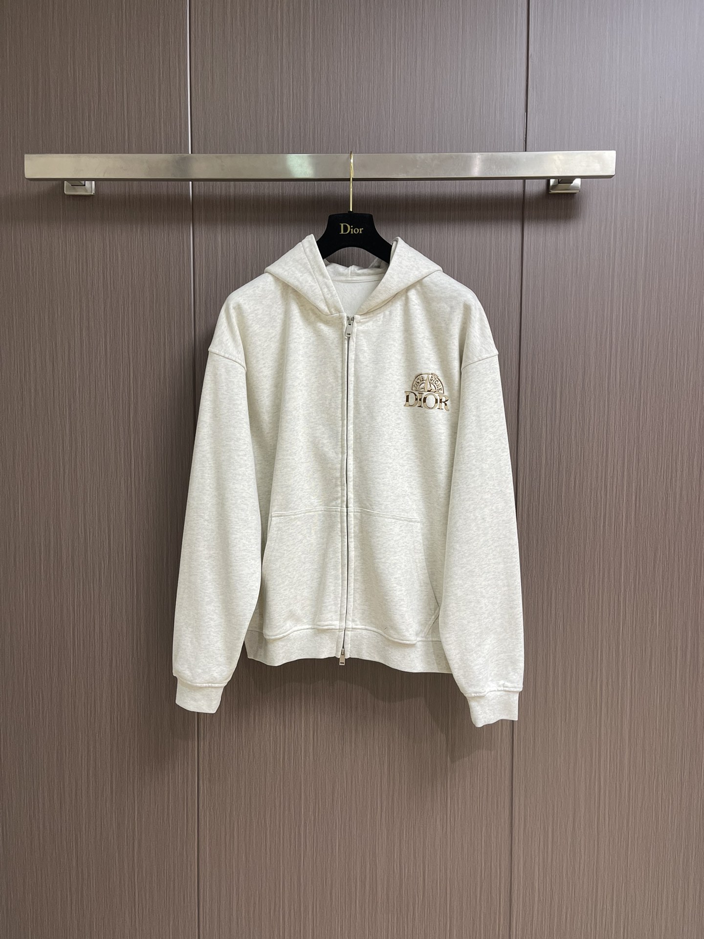 NO:540718,Dior 2025ss letter printed zipper hooded sweatshirt, cotton velvet fish scale bottom fabric, joint series logo printing, hooded sweatshirt style, front kangaroo pocket, ribbed bottom edge and cuff, 32 double yarn + bottom is 10 yarn fish scale bottom fabric 450g; the hooded shoulder-falling loose style presents an elegant and fashionable feeling. Size S-XL, dior, hoodie, sweatshirts, hats, alexander wang19860909Dior 2025ss字母印花拉链连帽卫衣,棉质起绒鱼鳞底面料、联名系列标志印花、连帽卫衣版型、正面袋鼠式口袋、罗纹底边和袖口、面32支双纱＋底是10支纱鱼鳞底面料450g；连帽落肩宽松版型呈现出一种优雅、时尚的感觉.尺码S-XL,,dior,hoodie,sweatshirts,hats,alexander wang,Men's clothing