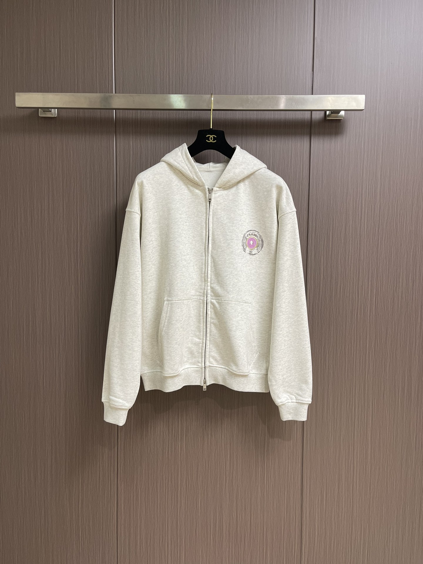 NO:526995,CHANEL 2025SS early autumn new simple logo graffiti series minimalist letter printed zipper hooded sweatshirt, 32 double items. The strand fabric is about 240 grams after washing water, and the feel is super good, the same style as men and women. Size S-XL, chanel, hoodie, sweatshirts, hats, alexander wang19860909CHANEL 2025SS早秋新款简约标识涂鸦系列极简字母印花拉链连帽卫衣,32支双单品.股面料克重洗水后240克左右,手感超好,男女同款.尺码S-XL,,chanel,hoodie,sweatshirts,hats,alexander wang,Men's clothing