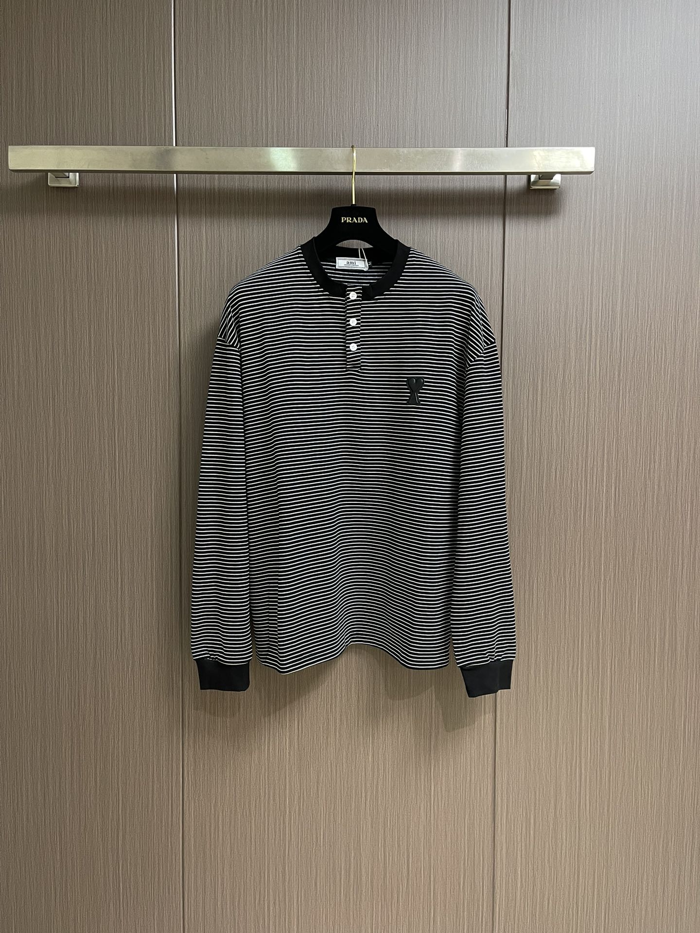 NO:526998,AMI 2025ss autumn new style, classic love striped long-sleeved knitted T-shirt, 240g Xinjiang long velvet cotton top double yarn!  The solid weight is 240g fabric, the fabric shrinkage rate is controlled at 2 export grade color fixing quality, it is truly not easy to deform, shrink, and does not fade. Size S-XL,,tees, t-shirt,alexander wang19860909ami 2025ss秋季新款 经典小爱心条纹长袖针织t恤,240g新疆长绒棉顶级双纱！实重240g面料,面料缩水率控制在2 出口级固色品质 真正做到了不易变形 缩水 不掉色.尺码S-XL,,tees，t-shirt,alexander wang,Men's clothing