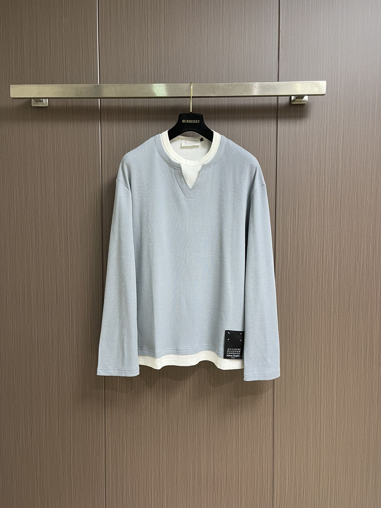 NO:526997,MM6 Structural geometric tailoring and splicing design pullover sweatshirt minimalist style without LOGO, more emphasis on self-feeling, design that modifies the body shape and hides shortcomings, makes it look three-dimensional and comfortable, personalized and trendy, slightly loose style, excellent skin-friendly feel, soft feel, you can tell by getting it, the surface is neat and resistant to wind, the inner skin is skin-friendly, keeps warm and not sweaty Size S-XL,,masion margiela,hoodie,sweatshirts,alexander wang19860909MM6 结构型几何剪裁拼接设计套头卫衣 极简风 没有LOGO的堆砌 穿着更注重自我感受为主的设计 修饰身型隐藏不足 让穿着跟显立体舒适个性潮流感 略微宽松版型,有着极好的亲肤感 手感柔软 入手便知,表层利落抗风 内里亲肤,兜住温暖 又不闷汗 尺码S-XL,,masion margiela,hoodie,sweatshirts,alexander wang,Men's clothing