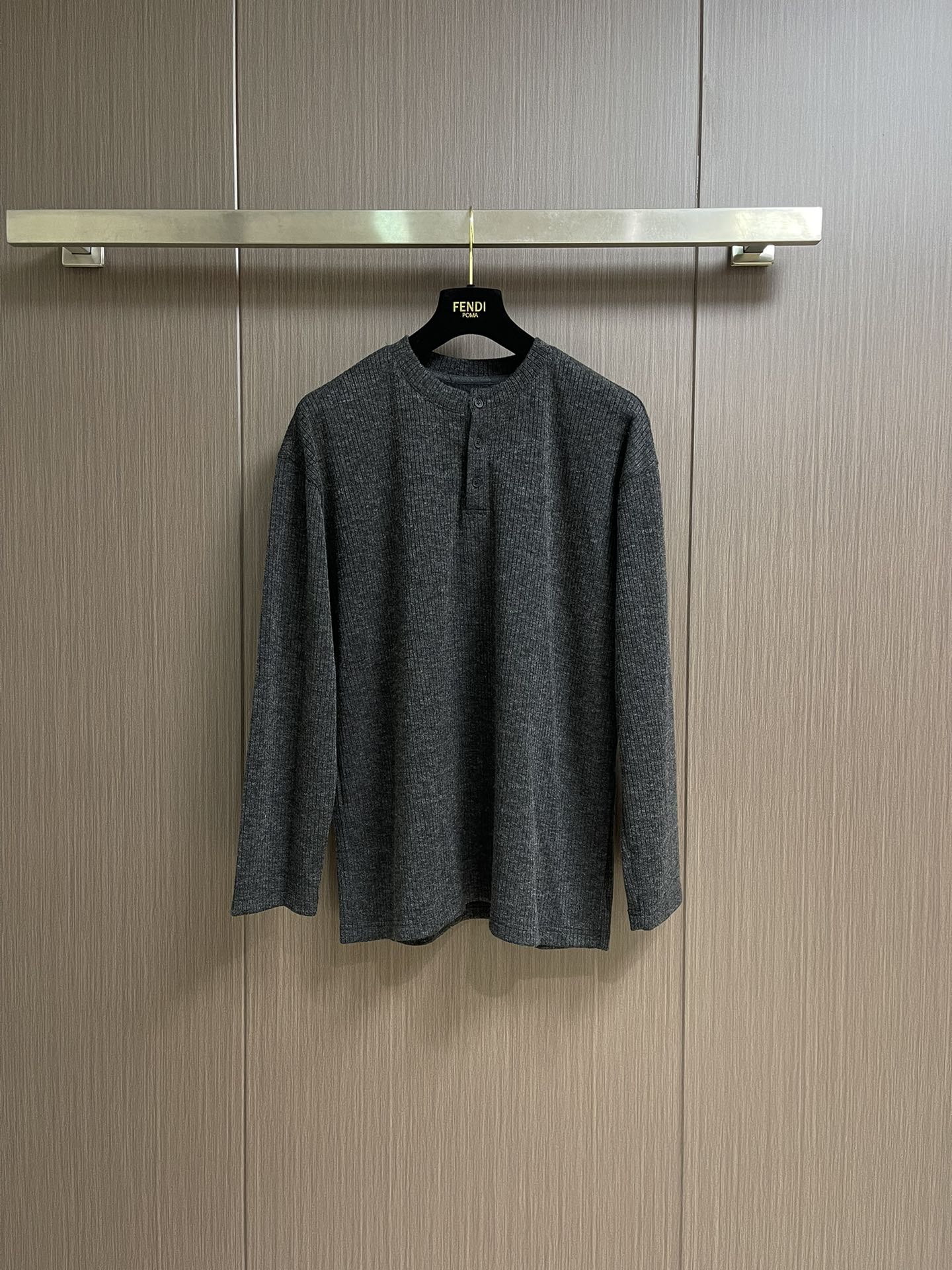 NO:527000,Fendi Henry collar knitted long-sleeved T-shirt, with a logo patterned jeans on the back!  Customized baby velvet knit fabric!  The upper body is comfortable and breathable, not stiff, and the overall three-dimensionality is rich, meeting the simple needs of commuters for dressing. The upper body is very effective, making it look slim and not picky about the figure.  Size S-XXL, fendi,tees,t-shirt,alexander wang19860909Fendi 亨利领针织长袖T恤,后幅采用logo图案仔章设计！定制婴儿绒针织面料！上身舒适透气,不僵硬,整体有着丰富的立体感,满足通勤人们对于着装的简约需求,上身效果很好,显瘦,不挑剔身材．尺码S-XXL,,fendi,tees，t-shirt,alexander wang,Men's clothing