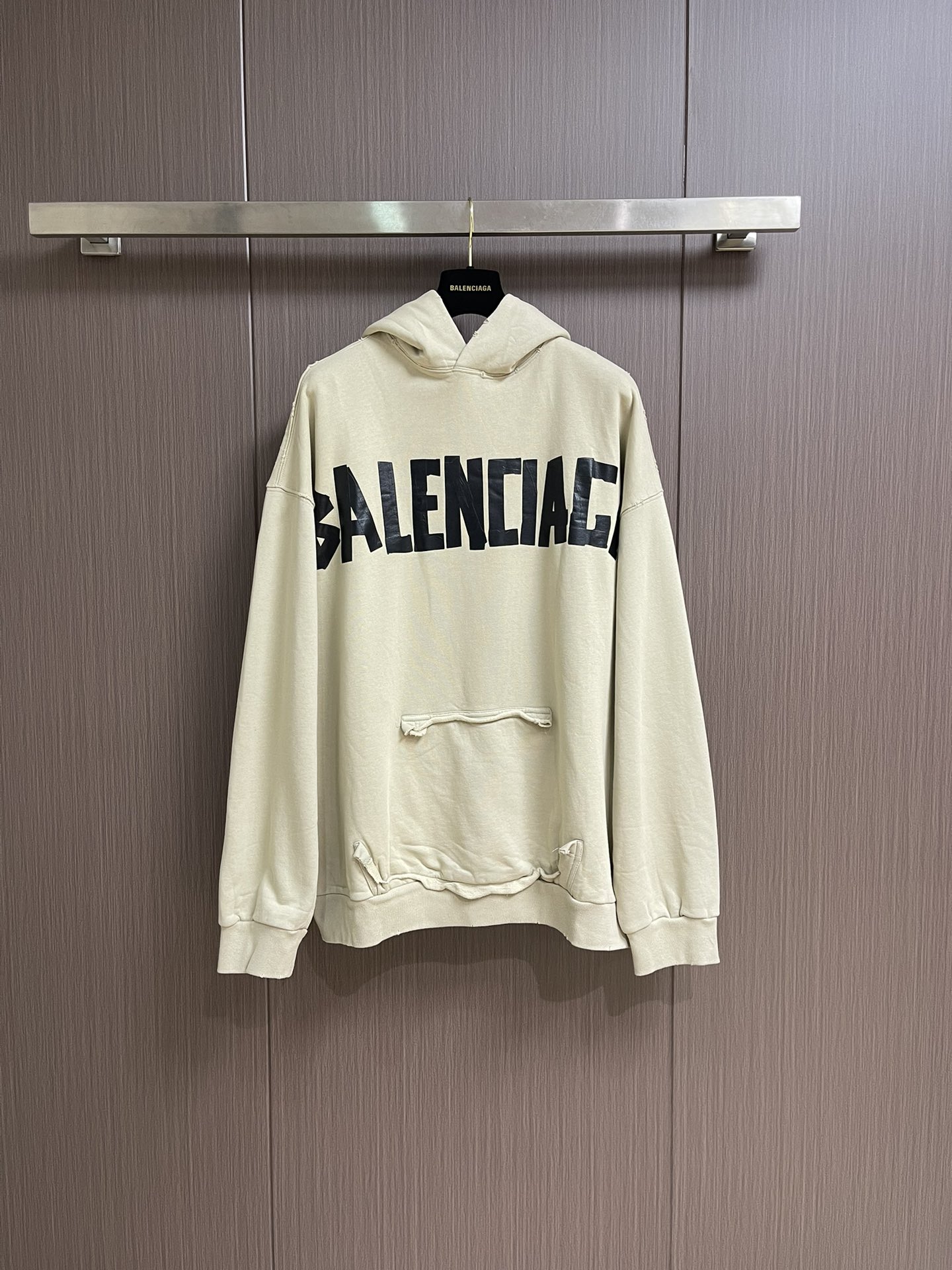 NO:524802,BALENCIAGA Balenciaga oat tape hooded sweatshirt, fixed woven 420G heavy fish scale terry fabric fleece treatment, oat color plating and matching ribs, front and back thick elliptical machine screen printing Printing proofing test 6 version Determine the film size Elliptical machine positioning screen printing Thick version glue has no color difference, ready-to-wear washing grinding wheel grinding damage details, the inner real pocket design has not been ignored; the pattern has not changed any changes os Extra-wide-silhouette cutting, the materials are very solid and the colorless color difference is truly achieved. The thickness of the film and the size comparison are completely consistent. Size XS-L,,balenciaga,balenciaga,hoodie,sweatshirts,hats,alexander wang19860909BALENCIAGA 巴黎世家燕麦胶带连帽卫衣,定织420G重磅鱼鳞毛圈面料抓绒处理,燕麦色订染并配套罗纹,前后幅厚版椭圆机丝网印花 印花打样测试6版 确定菲林尺寸 椭圆机定位丝网印花 厚版胶浆无色差,成衣水洗砂轮打磨破坏细节,内里真口袋设计并未忽略； 版型没有任何改动 os 超大廓形剪裁,用料非常扎实并真正做到无色光色差 厚版的菲林及尺寸对比完全一致.尺码XS-L,,balenciaga,balenciaga,hoodie,sweatshirts,hats,alexander wang,Men's clothing