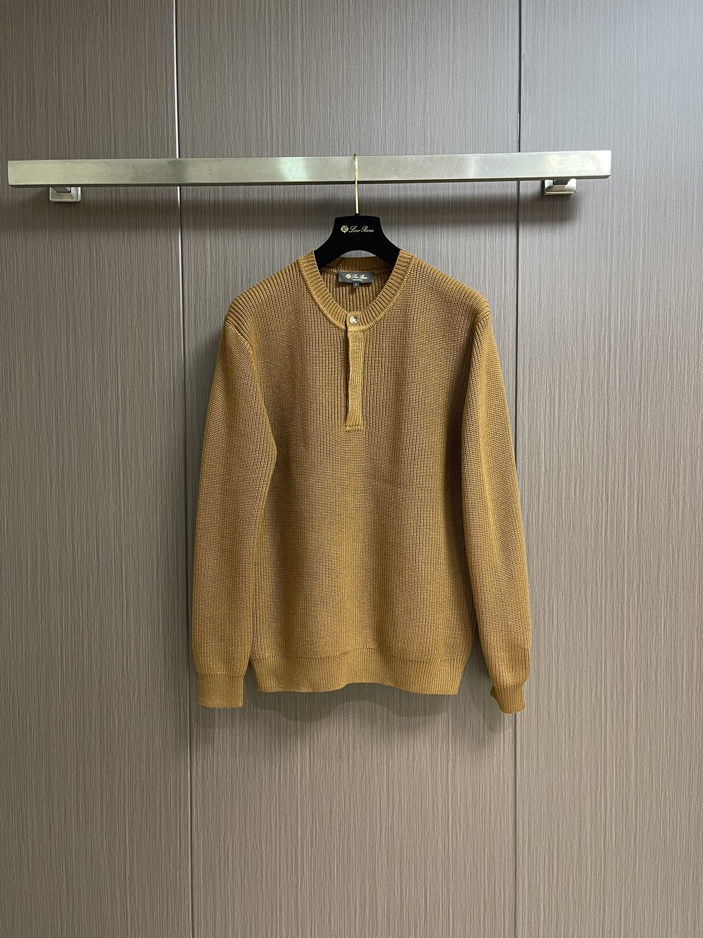 NO:524785,LP Loro Piano 2025SS Autumn and Winter New Knitted Sweater, the classic design and appearance are so great, and the quality is not picky and the quality can be purchased directly. It is a high-end quality product that cannot be missed! Through the detailed pictures, you can feel its powerful aura, and the warm-concentration effect is significant, so you don’t have to worry about the chill at all! It is both fashionable and functional, and the whole style looks more luxurious and elegant! Size S-XXL, loro piana, loro piana, sweaters, alexander wang19860909LP Loro Piano诺悠翩雅2025SS秋冬新款针织毛衣 经典设计感与颜值爆棚,品质更是无法挑剔品控可以直接入手,不容过错的高端臻品！通过细节图片便可感受到它强悍的气场,聚温保暖效果显著,完全不用担心会有一点寒意！时尚与功能性兼备,整款显得更加的奢华大气！尺码S-XXL,,loro piana,loro piana,sweaters,alexander wang,Men's clothing