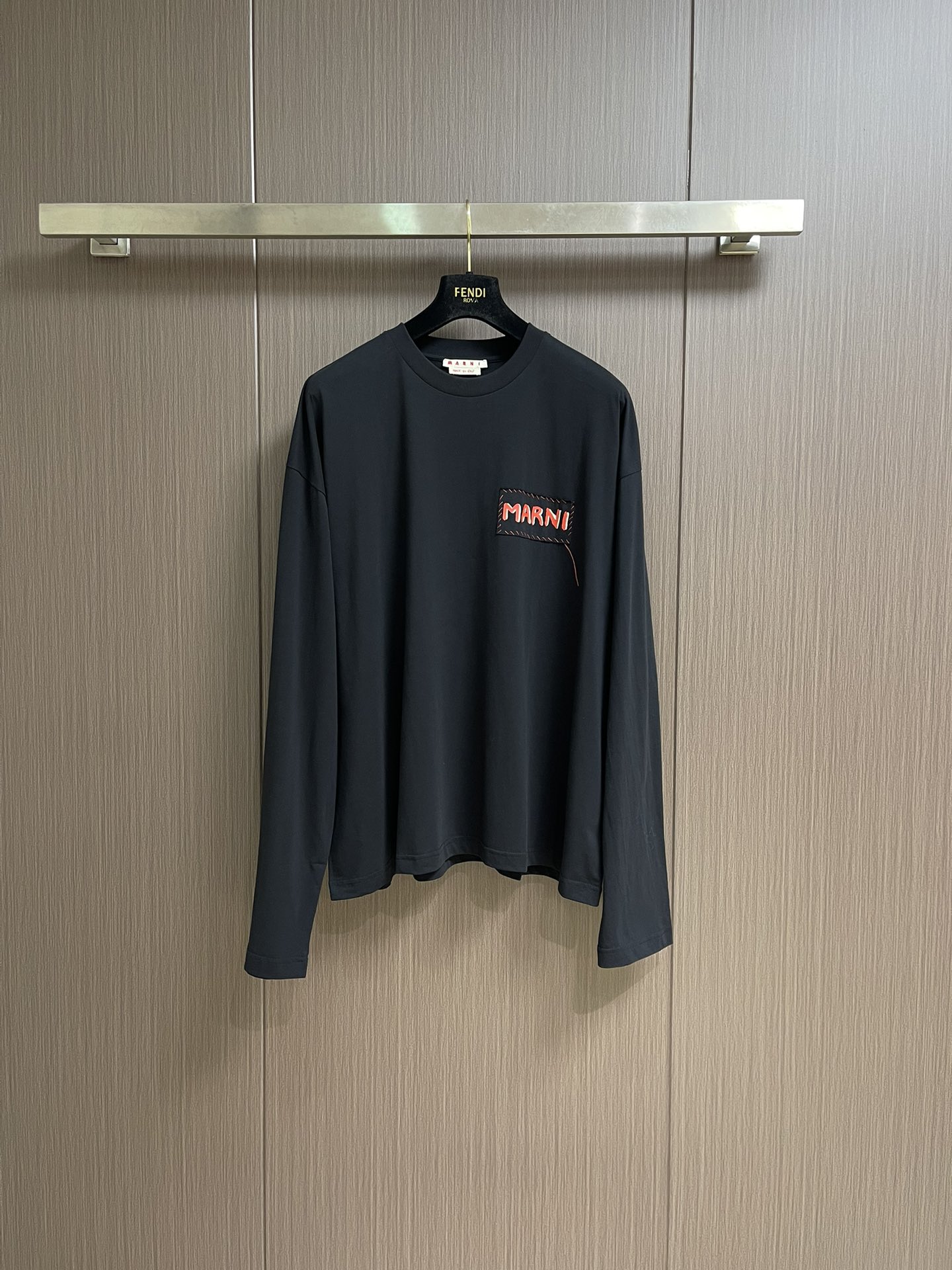 NO:524787,MARNI 2025ss new round neck logo label flat hem long sleeve T-shirt, simple and versatile. Fabric cotton is not only crisp, maintains a trendy silhouette, but also comfortable to wear, and the yarn is more delicate, size S-XL 46-52,,marni,tees, t-shirt, alexander wang19860909MARNI 2025ss新款圆领Logo贴标平直下摆长袖T恤,简约百搭款.面料棉 不仅挺括,保持潮流的廓形,又穿着舒适,纱织更细腻,尺码S-XL 46-52,,marni,tees，t-shirt,alexander wang,Men's clothing