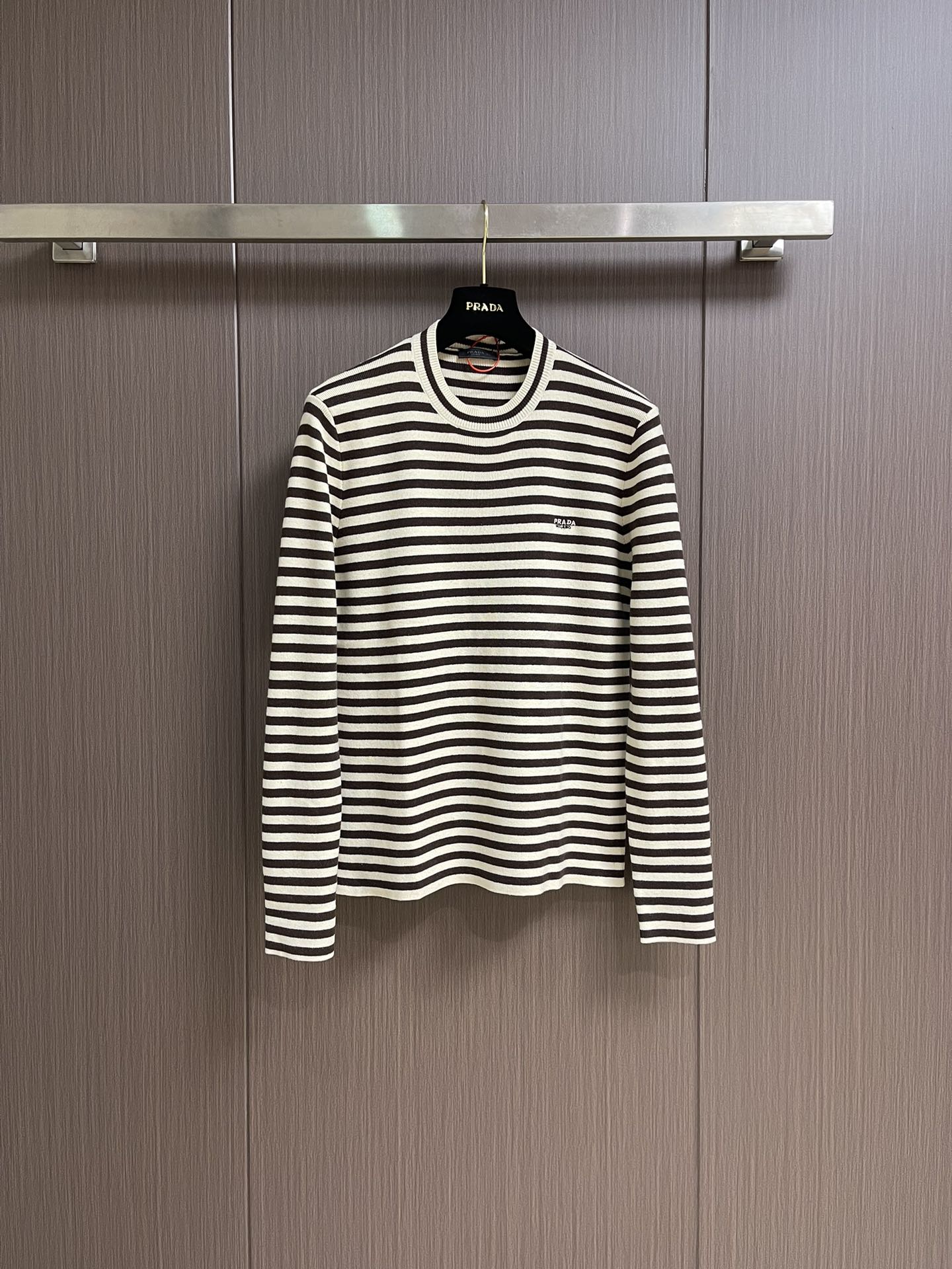 NO:524806,Prada striped embroidered round neck sweater, fixed wool blend knitted material Soft and delicate Comfortable skin The softness of cream and the warmth of brown are intertwined in the knitted texture Design tension between movement and stillness The logo code of the iconic Prada embroidery hidden between stripes Low-key and powerful When the striped sweater flows in the sun The logo is looming in the light and shadow The concept of design integration is to the extreme Use stripes as the pen Use knitting as the ink Weaving a new chapter in fashion, using imported machine embroidery technology Use advanced computer control systems and precision mechanical components to achieve Prada embroidery operation High precision The lines are smooth and delicate, and three-dimensional seams are used for seams It makes the clothes appear more three-dimensional and fit the body by using specific sewing methods at the seams The workmanship is cumbersome and complicated, and the laundry washing water and soft smell removal process  Deep cleaning and deodorizing clothing with professional washing equipment and specific detergents Improve the feel and appearance of clothing. Size 48-54 S-XL, prada, sweaters, alexander wang19860909Prada 条纹刺绣圆领毛衣,定织丝光羊毛混纺针织料 柔软细腻 舒适贴肤 奶油色的柔润与棕色的暖调在针织肌理中交织 动静之间的设计张力 标志性Prada刺绣隐于条纹间的徽标暗语 低调而有力当条纹毛衣在阳光下流动 徽标在光影中若隐若现 将设计即融入的理念做到极致 以条纹为笔 以针织为墨 织就时尚新章,采用进口机刺绣工艺 使用先进的计算机控制系统和精密的机械部件 实现Prada刺绣作业 精度高 线条流畅而细腻,采用接缝立体缝线 它通过在接缝处使用特定的缝纫方法 使衣物呈现出更加立体和贴合身体的效果 做工繁琐复杂,成衣洗水加软去味工艺 通过专业的洗涤设备和特定的洗涤剂 对衣物进行深度清洁和去味处理 改善衣物的手感和外观.尺码48-54 S-XL,,prada,sweaters,alexander wang,Men's clothing