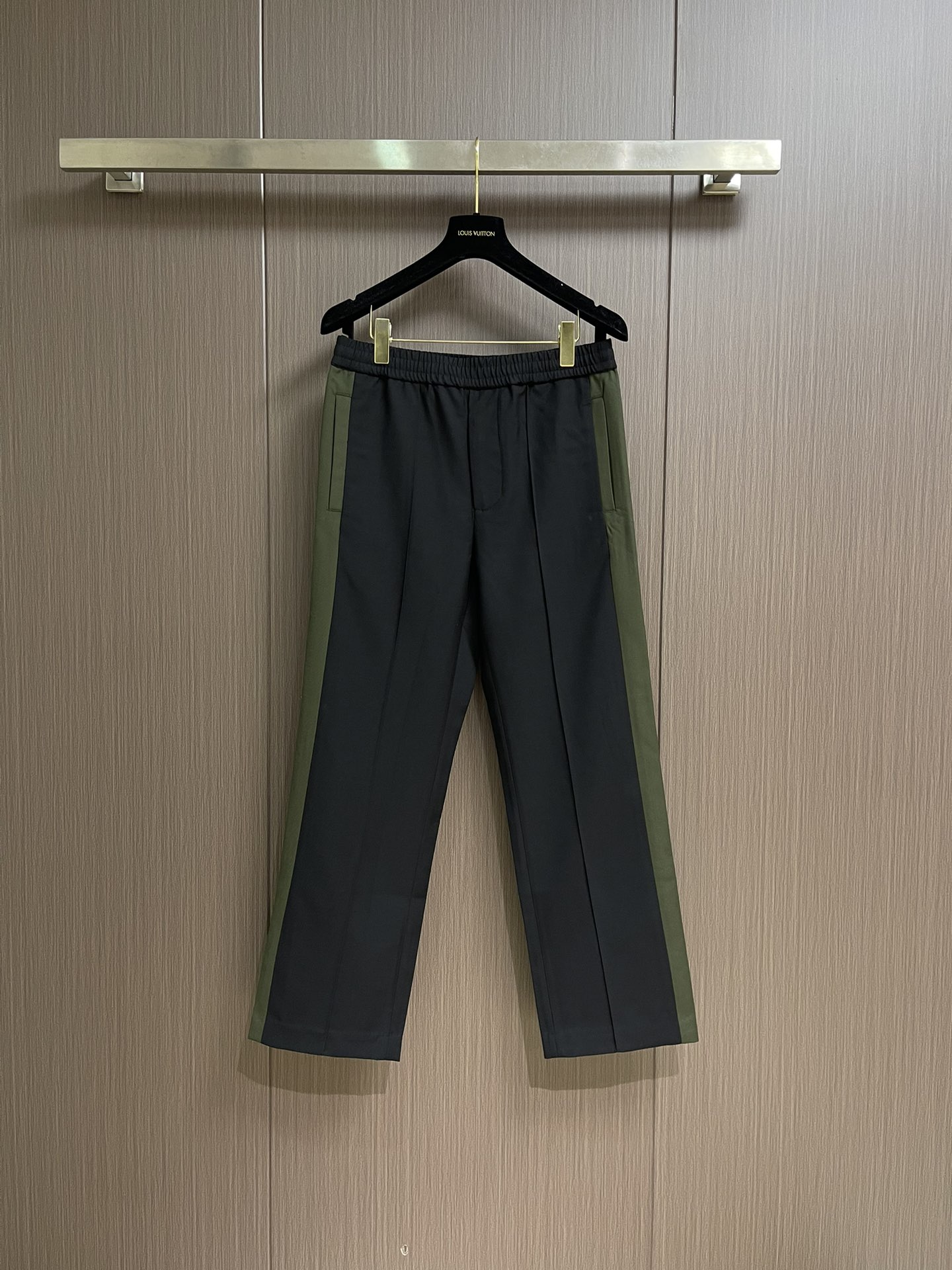 NO:524782,GUCCI 2025FW season's new product bumper casual elastic waist drawstring trousers, made of cotton fabric, comfortable and warm, side seam splicing color, makes the legs look longer, side bag x2 rear bag x2, back right bag under logo embossing embossing technology, elastic waist drawstring design. Size S-XL, gucci, alexander wang19860909GUCCI 2025FW当季新品撞边休闲松紧腰抽绳长裤,采用棉质面料 舒适保暖,侧缝拼接色 更显得腿长,侧袋x2后袋x2,后右袋下 logo压花浮雕工艺,松紧腰 抽绳设计.尺码S-XL,,gucci,alexander wang,Men's clothing