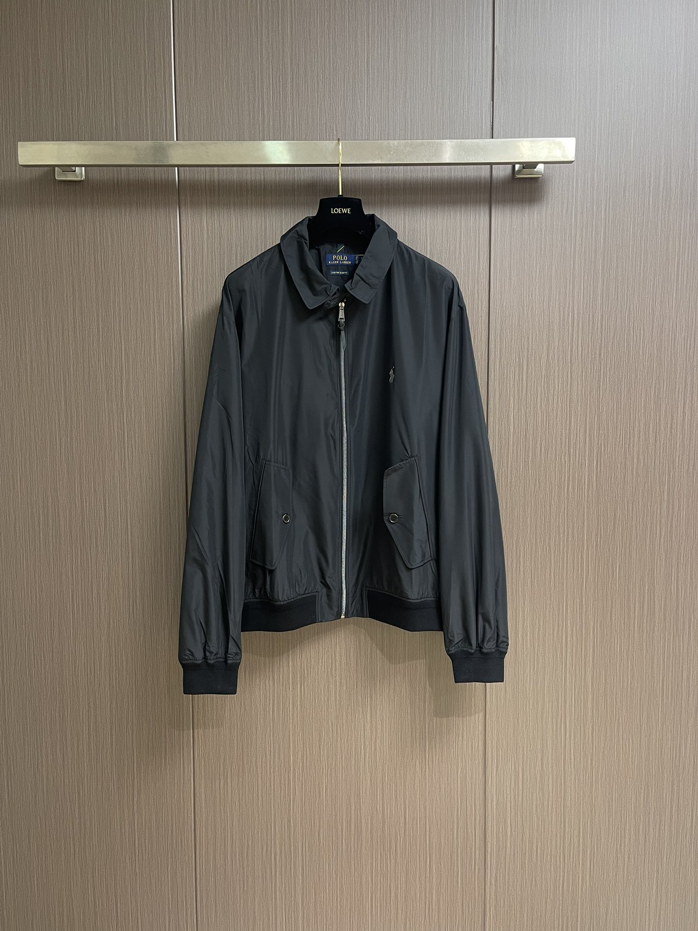 NO:524794,RALPH LAUREN 2025Fw  Pony mark double-bag button jacket, fixed-woven and dyed fabric, high-quality T-cotton weight 65gsm, through three-defense technology, calmly dealing with changing weather, daily care is easier, and the glue process is blessed to make the fabric surface present a high-end flat texture, crisp and stylish, not easy to deform, taking into account functionality and clever contour, imported high-density thread, hem and cuffs are woven with high-speed thread machine, high density, strong rebound, not easy to loosen after long wear, stylish locking temperature, three-dimensional embroidery pony mark uses imported Bailingda embroidery machine operation, finished product precision presentation, thin rope, ball stick and horse body contour are all very leveraged for the configuration of embroidery machine, behind the simple pattern is the precision of high-end equipment, made by foreign trade OEM factory, opening pockets are all made with professional template machines, threads and other small details to ensure delivery quality, customize all accessories for all clothes, mold opening LOGO  Zipper head and horn buckle side LOGO require extremely high molds to achieve the effect. The leather head of the zipper head is made of imported cowhide, which is soft and durable. Size M-XXL, loro piana, jackets & coats, jackets & coats, cowhide, alexander wang19860909RALPH LAUREN拉夫 2025Fw 小马标双袋纽扣夹克外套,定织定染面料,优质T棉克重65gsm,通过三防科技处理,从容应对多变天气,日常打理更轻松,过胶工艺加持使布面呈现高级平整质感,挺括有型不易变形,兼顾功能性与挺括轮廓,进口高密螺纹,下摆与袖口采用高速螺纹机织造,密度高、回弹强,久穿不易松垮,锁温有型,立体刺绣小马标采用进口百灵达刺绣机作业,成品精工呈现,细绳、球棍及马身轮廓都极吃刺绣机的配置,简约图案背后是高端设备的精密力证,外贸代工厂制作,开口袋都是用专业模板机,螺纹等小细节人工点位,确保交货质量,全衣辅料五金定制,开模LOGO 拉链头,牛角扣侧面LOGO都需要极高的模具才能达成效果,拉链拉头的皮头采用进口牛皮,质地柔软经久耐用.尺码M-XXL,,loro piana,jackets & coats,jackets & coats,cowhide,alexander wang,Men's clothing