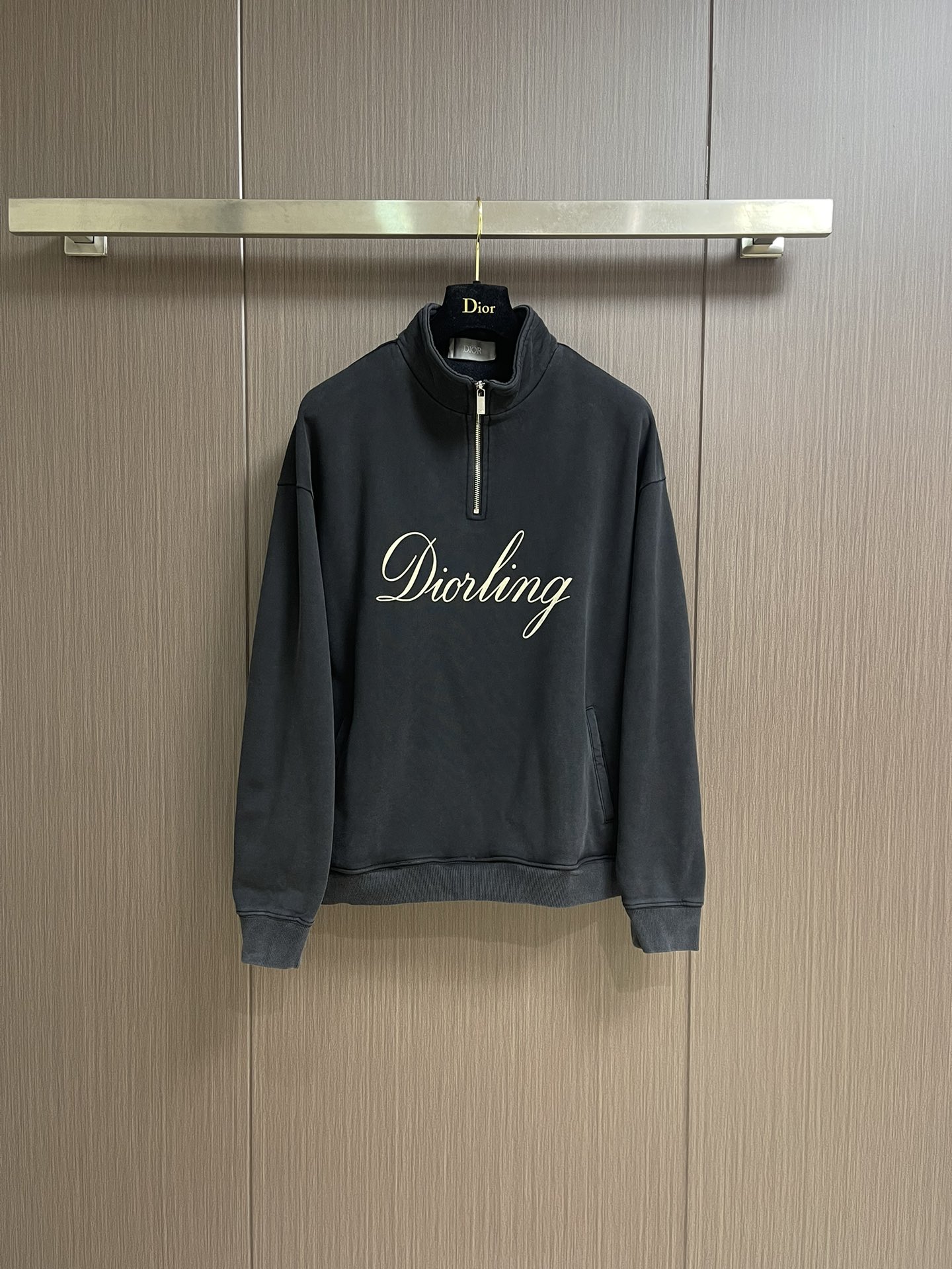 NO:524778,DIOR printed semi-zipper long-sleeved sweatshirt, using imported pure cotton fabric, with a good texture and soft texture and not easy to wrinkle. It is very suitable for spring and light autumn. The signature logo on the chest is not decorated too much. The letters use craftsmanship to make it firmly adhere to the surface of the sweatshirt with neat edges and uniform color. It will not fall off or fade even after multiple washes. The design of the semi-zippered collar is unique, which not only adds a sense of fashion and layering, but also flexibly adjusts the wearing method in different occasions and weather conditions. The ribbed closing of the cuffs and hem is finely made and moderately elastic, which not only effectively prevents wind and keeps warm, but also makes the overall shape more neat and stylish. Size S-XL, dior, hoodie, sweatshirts, alexander wang19860909DIOR 印花半拉链长袖卫衣,采用进口纯棉面料,质感很好柔软不易起皱,薄厚度适中不会轻易变形,非常适合春天和浅秋；胸前签名标识印花字母标识无过多装饰,字母采用的工艺使其牢固地附着在卫衣表面,且边缘整齐,色泽均匀,即使经过多次洗涤也不易脱落或褪色；半拉链立领的设计独具匠心,既增添了时尚感和层次感,又能在不同场合和天气条件下灵活调节穿着方式；袖口和下摆的罗纹收口制作精细,弹性适中,不仅能有效防风保暖,还能让整体造型更加利落有型.尺码S-XL,,dior,hoodie,sweatshirts,alexander wang,Men's clothing