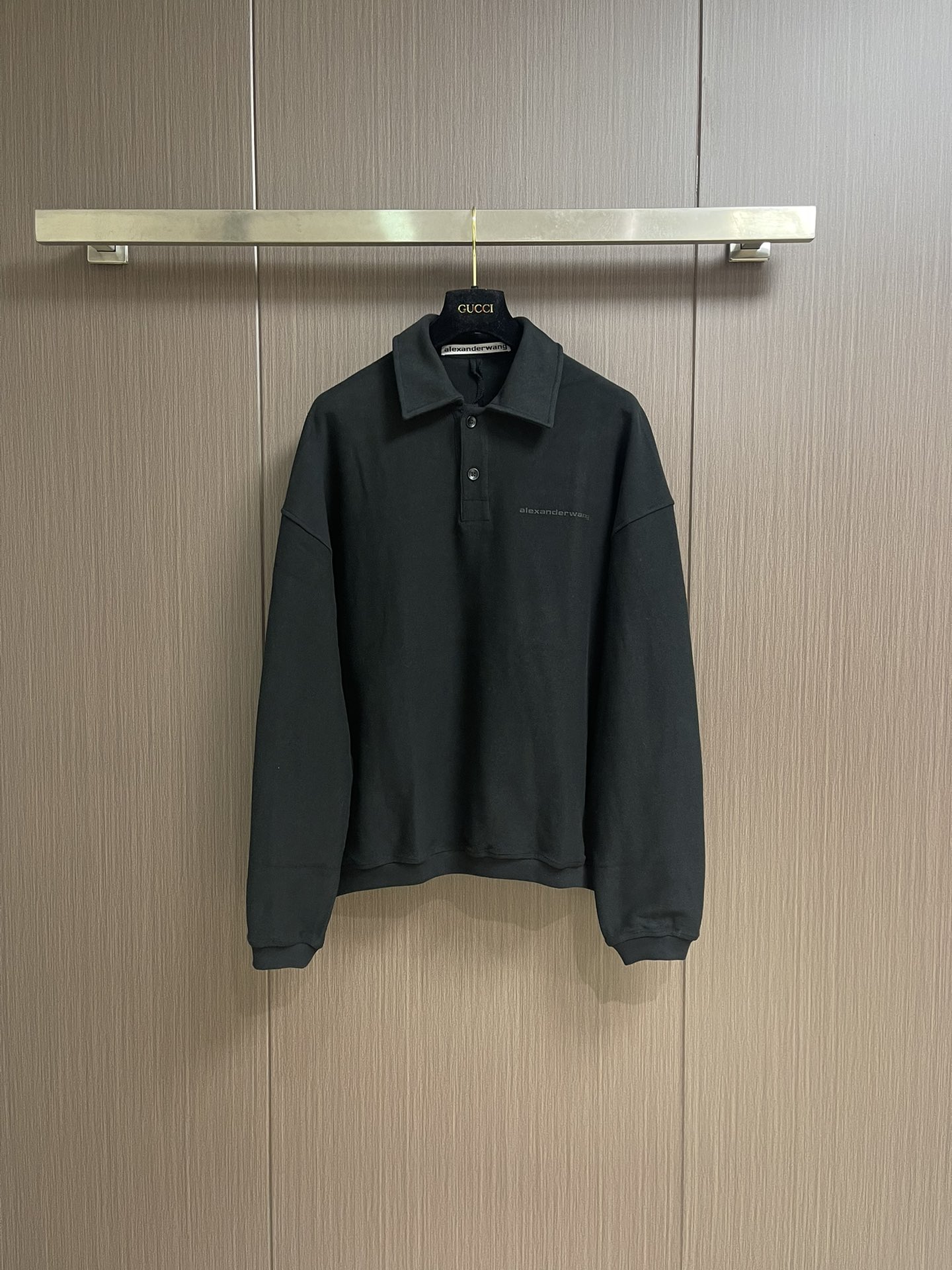 NO:524793,Alexander Wang, 2025ss autumn new casual lapel sweatshirt, top-grade printed craft letter logo, exquisite craftsmanship, unique design, extremely high grade, and handsome upper body. Size XS-S-M,,alexander wang,hoodie,sweatshirts,alexander wang19860909Alexander Wang 亚历山大王,2025ss秋季新品休闲翻领卫衣,顶级印花工艺字母logo,工艺精湛,独特设计,档次极高,上身帅到爆.尺码XS-S-M,,alexander wang,hoodie,sweatshirts,alexander wang,Men's clothing