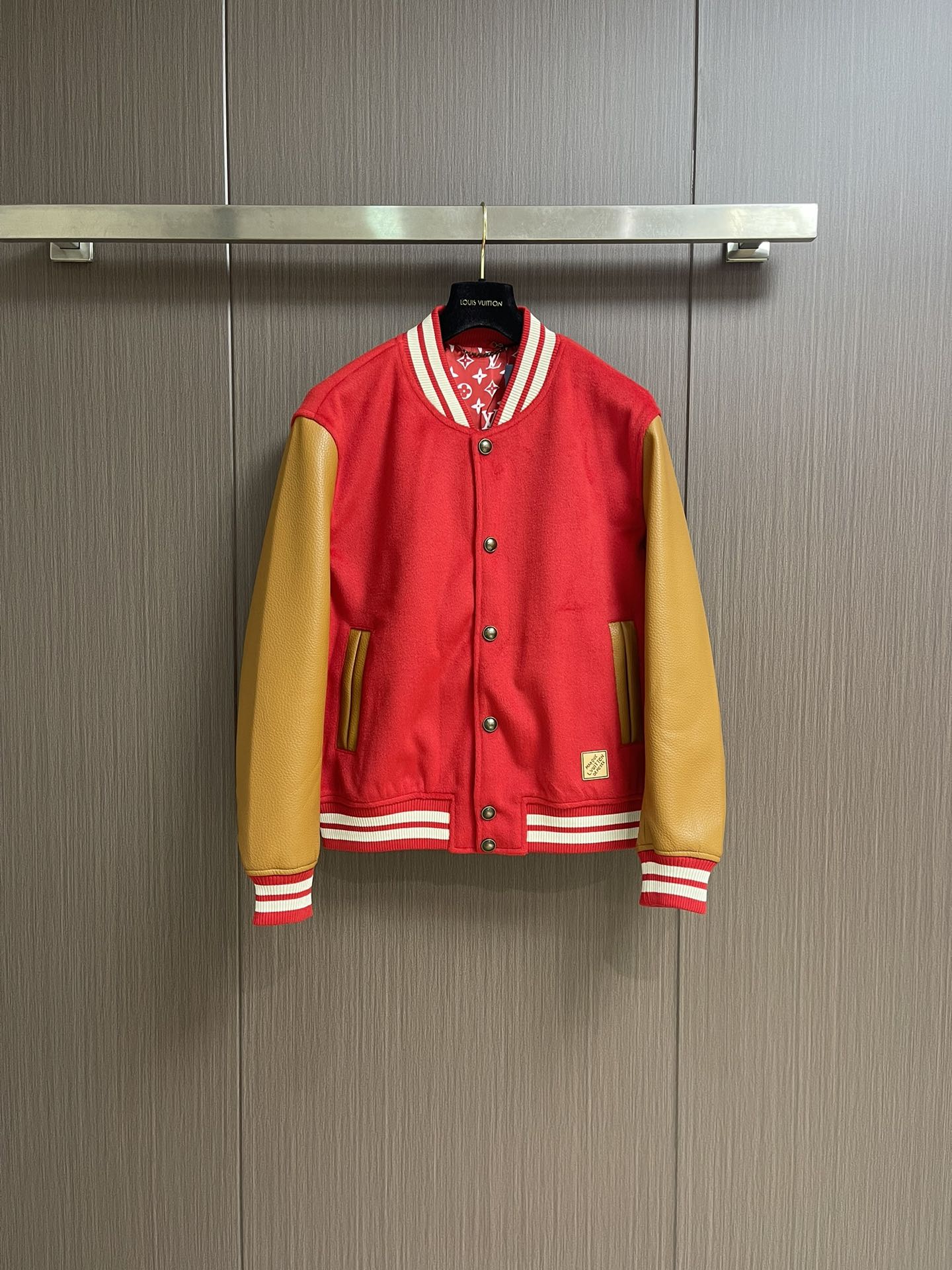 NO:524804,LV 2025SS Nigo co-branded wool leather snap-button baseball uniform, the bright red wool body sets off the natural lambskin sleeves, reminiscent of Louis Vuitton traditional suitcase and famous WN leather. The lining is decorated with Monogram patterns and the front is decorated with Marque 1VuittonDes osee leather patches. The ribs are made of all cotton yarn and fixed dyed and woven by roving horizontal machine. They are not pilled, and the cotton is skin-friendly and has a three-dimensional feeling!  The same style for men and women, super high appearance, moderate thickness, high density heavy industrial embroidery. Size 42-44-46-48,,louis vuitton,louis vuitton,sheepskin,alexander wang19860909LV 2025SS Nigo联名款 羊毛拼皮按扣棒球服,鲜艳的红色羊毛机身衬托出自然的小羊皮袖,让人想起路易威登传统行李箱和上著名的WN皮革.衬里通体饰有Monogram 图案,正面饰有 Marque 1VuittonDes osee 皮革贴饰.罗纹采用全棉纱线定染定织而成,粗纱横机编织而成,不起球,棉质亲肤,立体感十足！男女同款,颜值超高 厚度适中 高密度重工刺绣.尺码42-44-46-48,,louis vuitton,louis vuitton,sheepskin,alexander wang,Men's clothing