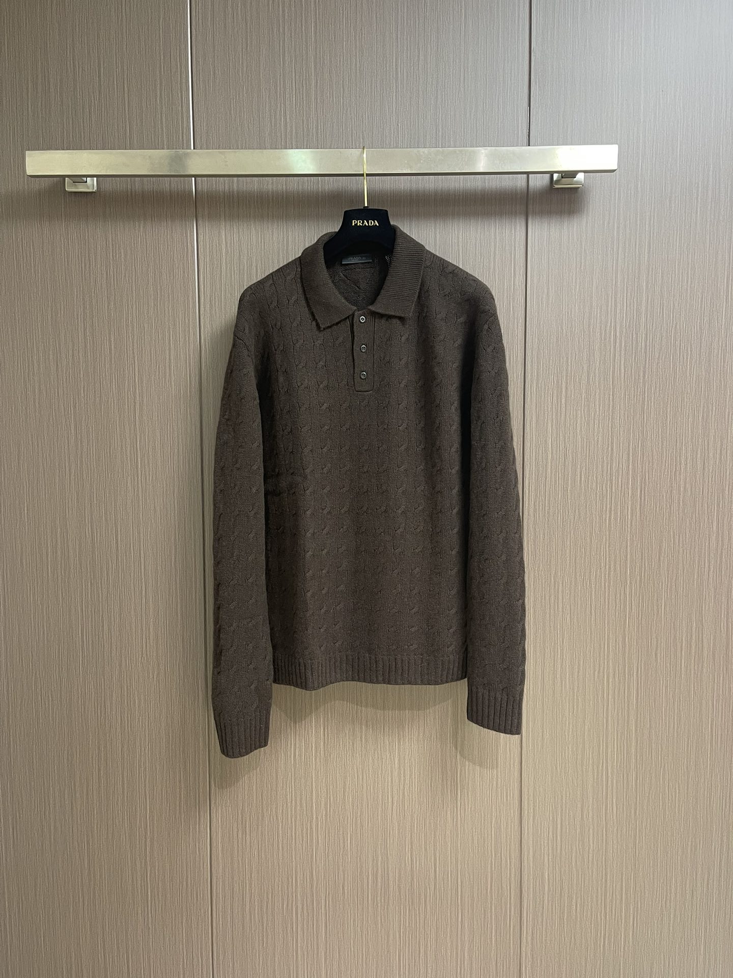 NO:526999,Prada solid color logo twist knitted sweater, retro college style, simple and versatile, a design style that is classic, low-key, fabric texture and simple, without bloated and heavy feeling, suitable for single wear, it is also unrestrained and comfortable. The style is beyond words, it is invincible and super slimming!  It will make you more lazy and relaxed when you open the buttons, which makes the clothes look casual and comfortable. Polo has been very popular in recent years because it has a casual and exquisite high intelligence. You don’t have to think too much about matching. It looks great when you wear it casually. Size S-XL, prada, sweaters, alexander wang19860909Prada 纯色logo麻花针织毛衣,复古学院风 简简单单才百搭,一种以经典、低调、以面料质感和简约的设计风格,没有臃肿厚重感,适合单穿体感也是无拘无束舒适的,版型没得说,无敌超级显瘦！纽扣打开穿会更慵懒松弛,就是显得这衣服很随性舒服,polo这几年给带的很火,因为有种休闲又精致的高智感,不用太考虑搭配,随便穿穿就很好看.尺码S-XL,,prada,sweaters,alexander wang,Men's clothing