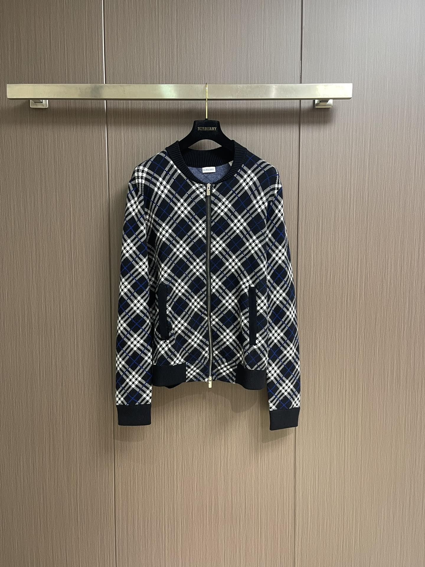 NO:526996,Burberry plaid wool-blend flight jacket, made of light wool-blend fabric. Burberry plaid is integrated with jacquard knitted and interpreted in a new season ink color. It is matched with a B-shaped zipper head to present a regular style. Size S-XXL, burberry, jackets & coats, alexander wang19860909Burberry 格纹羊毛混纺飞行夹克,选用轻盈羊毛混纺面料打造.融入提花针织的Burberry格纹,以新季墨色演绎.搭配B字型拉链头,呈现常规版型.尺码S-XXL,,burberry,jackets & coats,alexander wang,Men's clothing