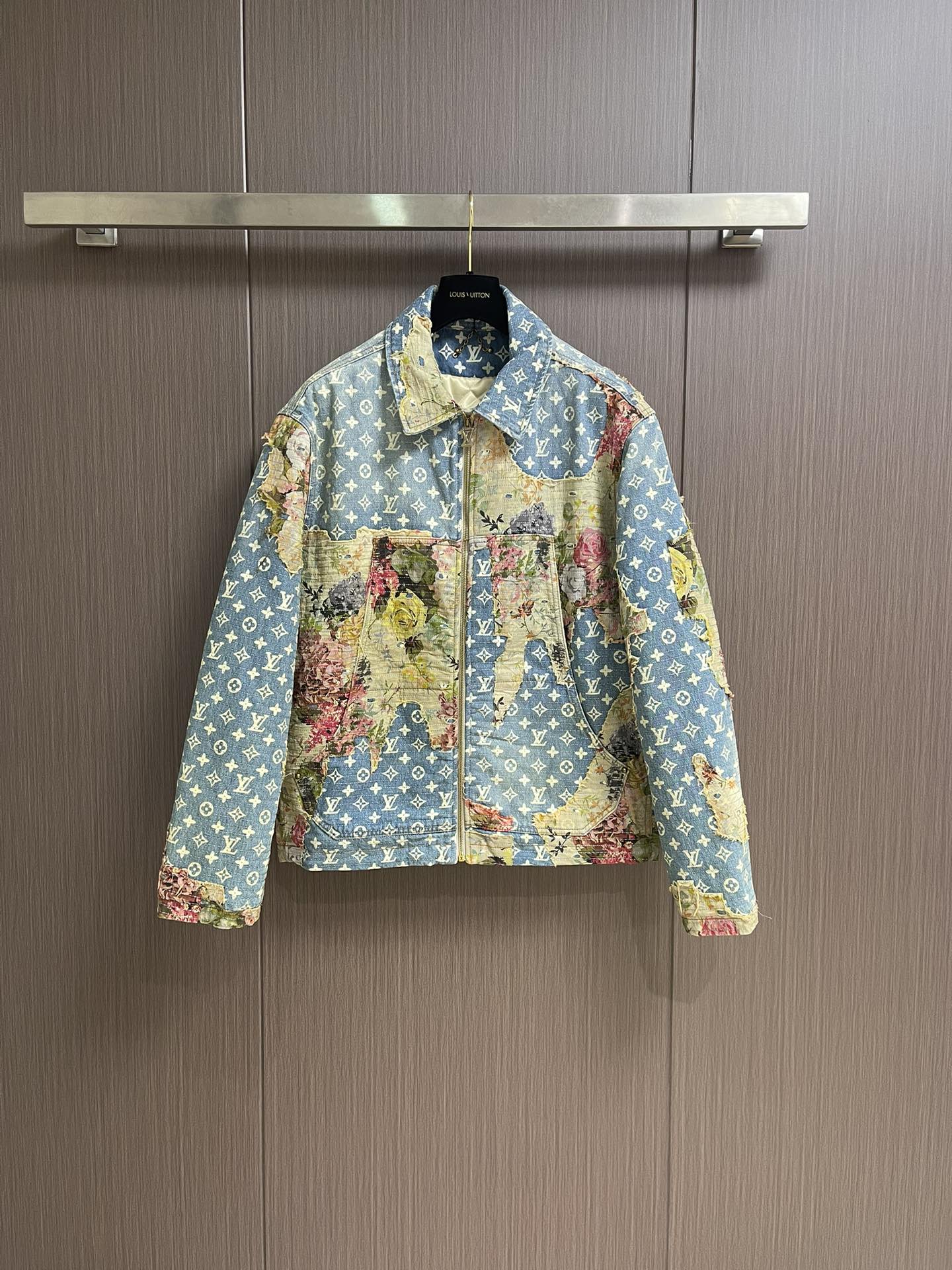 NO:524776,LV  Retro rose floral patch preschool denim jacket cotton jacket, pure cotton denim fabric, mulberry silk lining, polyester fiber filling, digital direct spray printing, presbyopia drawing process, single needle full embroidery, washing and old treatment, positioning and floral cutting and sewing, ancient metal hardware accessories embellishment, full set of auxiliary materials. The yarn twill fixed woven denim cloth has a thick texture and clear texture and is properly processed; after grinding and processing, the surface will appear delicate patterns. Denning fabric maintains high resilience and brings gentleness  Feeling, skin-friendly and comfortable, and will not change shape or lose elasticity over time, making fixed-dye spinning yarn for printing, and a full-frame classic presbyopia pattern. The drawing is based on the principle of revealing the original yarn color, and the drawing effect fabric is combined. The texture of the drawing printing is exquisite and delicate, with rich patterns, strong color contrast, clear and full outline. After the drawing printing, the color printing paste is processed through multiple subsequent processes. The overall line is straight and delicate, the fabric is comfortable and soft, and the color is consistent and without color difference.  It can be matched with the same style to create a fashionable look, control various occasions, customize auxiliary materials, complete three standards, the same style for men and women!  Size 46-52, louis vuitton,jackets & coats,alexander wang19860909LV 复古玫瑰碎花贴布老花牛仔夹克棉服,纯棉质牛仔面料、桑蚕丝里布、聚酯纤维填充、数码直喷印花、老花拔印工艺、单针全幅刺绣、洗水做旧处理、定位对花裁剪缝纫、古金五金配件点缀、全套辅料配备.对版纱线斜纹定织牛仔布匹,质地厚实斜纹的肌理感、纹路清晰经过适当处理；经过磨洗加工后,表面会呈现出细腻纹路.丹宁面料保持高回弹力、带来温顺手感、亲肤舒适感,且不会随时间流逝而改变形状和失去弹性格面料制作定染色纺纱线进行拔印,全幅经典老花图案.拔印以露出本来纱线的颜色为原理,拔印效果面料相结合.拔染印花的纹理精致细腻,花纹层次丰富、色彩对比强烈、轮廓清晰色光丰满.拔色印花浆后经过多道后续工艺处理产生的蓝底白花的效果.整体走线平直细腻,面料舒适柔软,颜色一致无色差 能与同款搭配营造时尚造型,驾驭各种场合,定制辅料,三标齐全,男女同款！尺码46-52,,louis vuitton,jackets & coats,alexander wang,Men's clothing