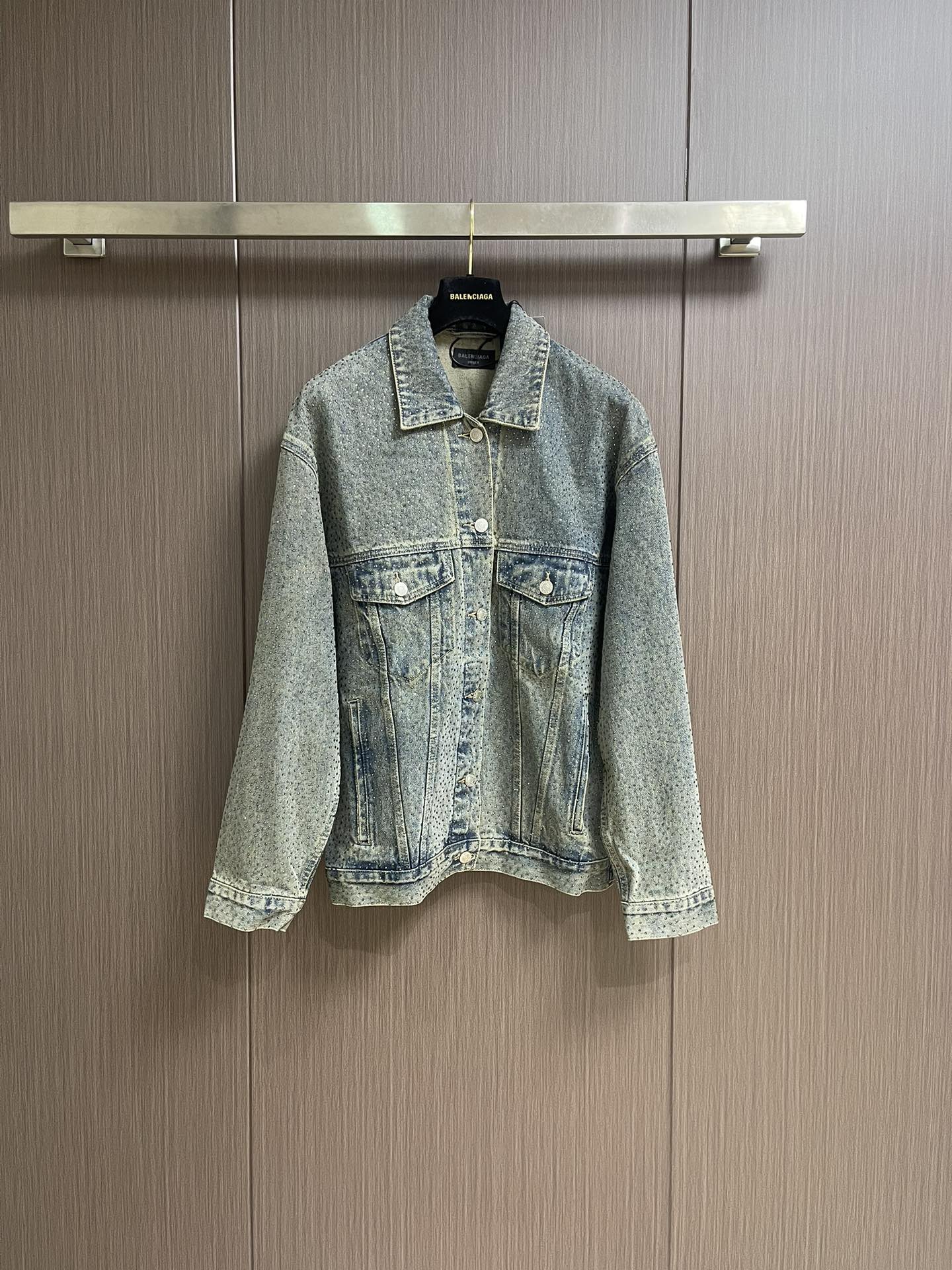 NO:525822,Balenciaga full-diamond old denim jacket, the fabric is made of 7*7 twill cotton, and it is about 420 grams after washing with a thickness of 12. The whole body ironing process uses 3D bright diamond hot pressing, and the high temperature is pressed at 180 degrees for 3-5 seconds to make the drill firmly solid. The baking uses mud washing and salt stir-frying process. The small tank fried color is 25 pieces in a batch. It can be recognized that the upper body is more even. The buttons are electroplated matte white, the alloy is customized with open mold, and the brand logo is engraved on the surface. Size S-XL,,balenciaga, jackets & coats,alexander wang19860909Balenciaga 满钻做旧牛仔外套,面料采用7*7支斜纹棉布,12厚度洗水后约为420克.全身烫钻工艺,采用3D亮钻烫压,高温180度压3-5秒后使钻与牢牢凝固, 该烤采用泥洗盐炒工艺,小缸炒色25件为一批做炒色,可认上身更为均匀.纽扣采用电镀哑白色,合金采用开模定制,面上刻字品牌标识logo.尺码S-XL,,balenciaga,jackets & coats,alexander wang,Men's clothing